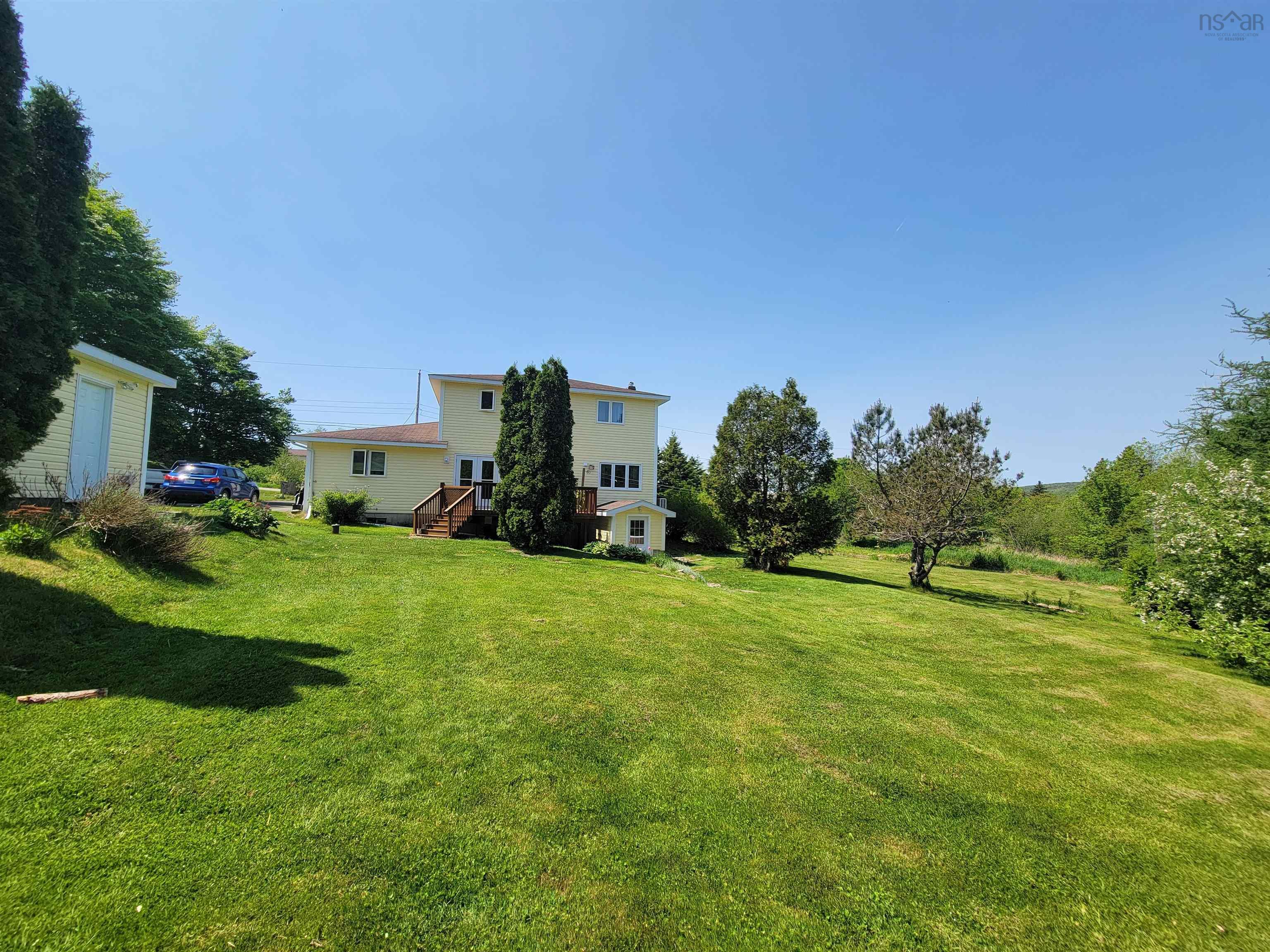 $449,900.00: 17 Hallmark Crescent Crescent, Howie Centre