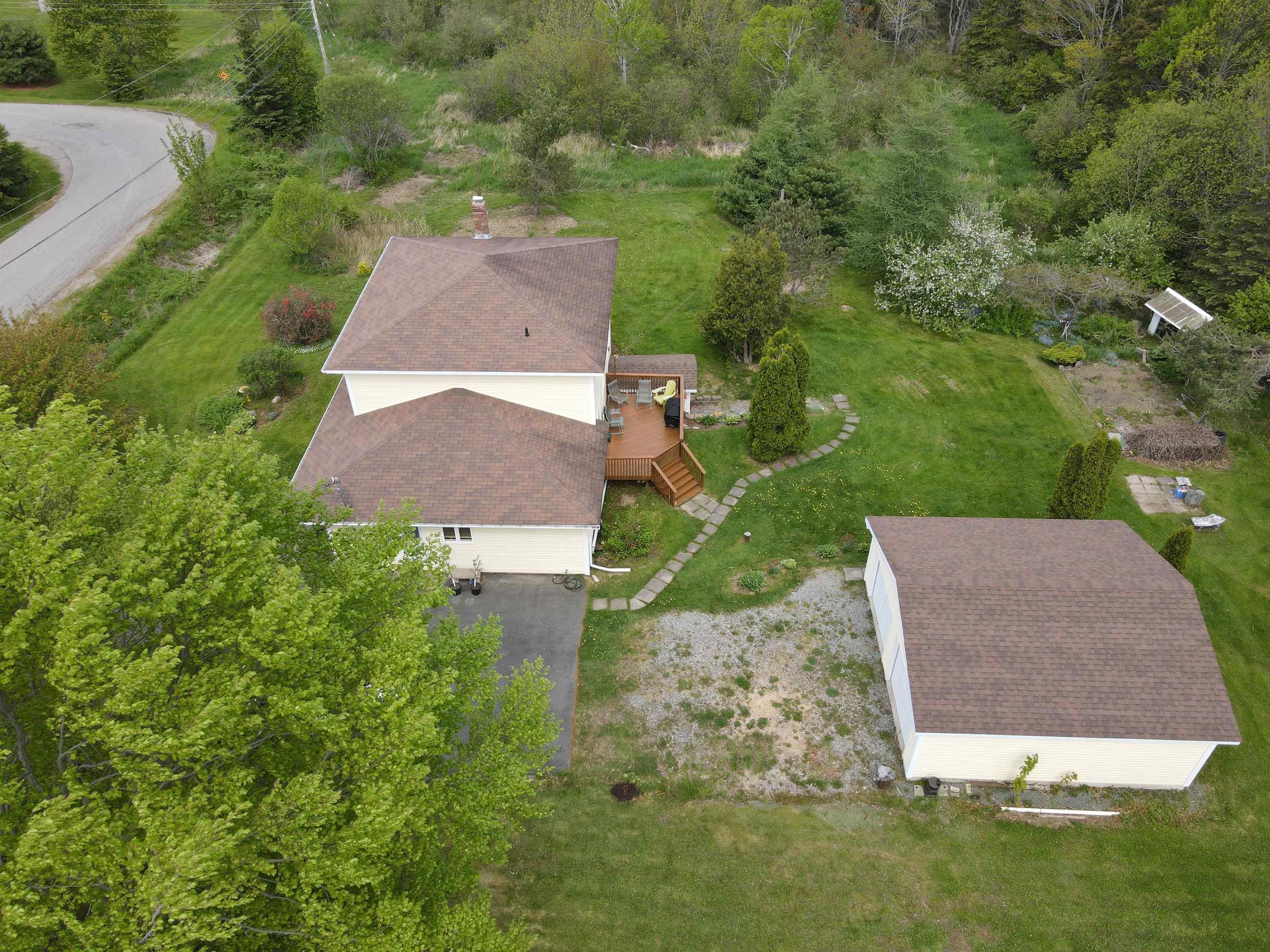 $449,900.00: 17 Hallmark Crescent Crescent, Howie Centre