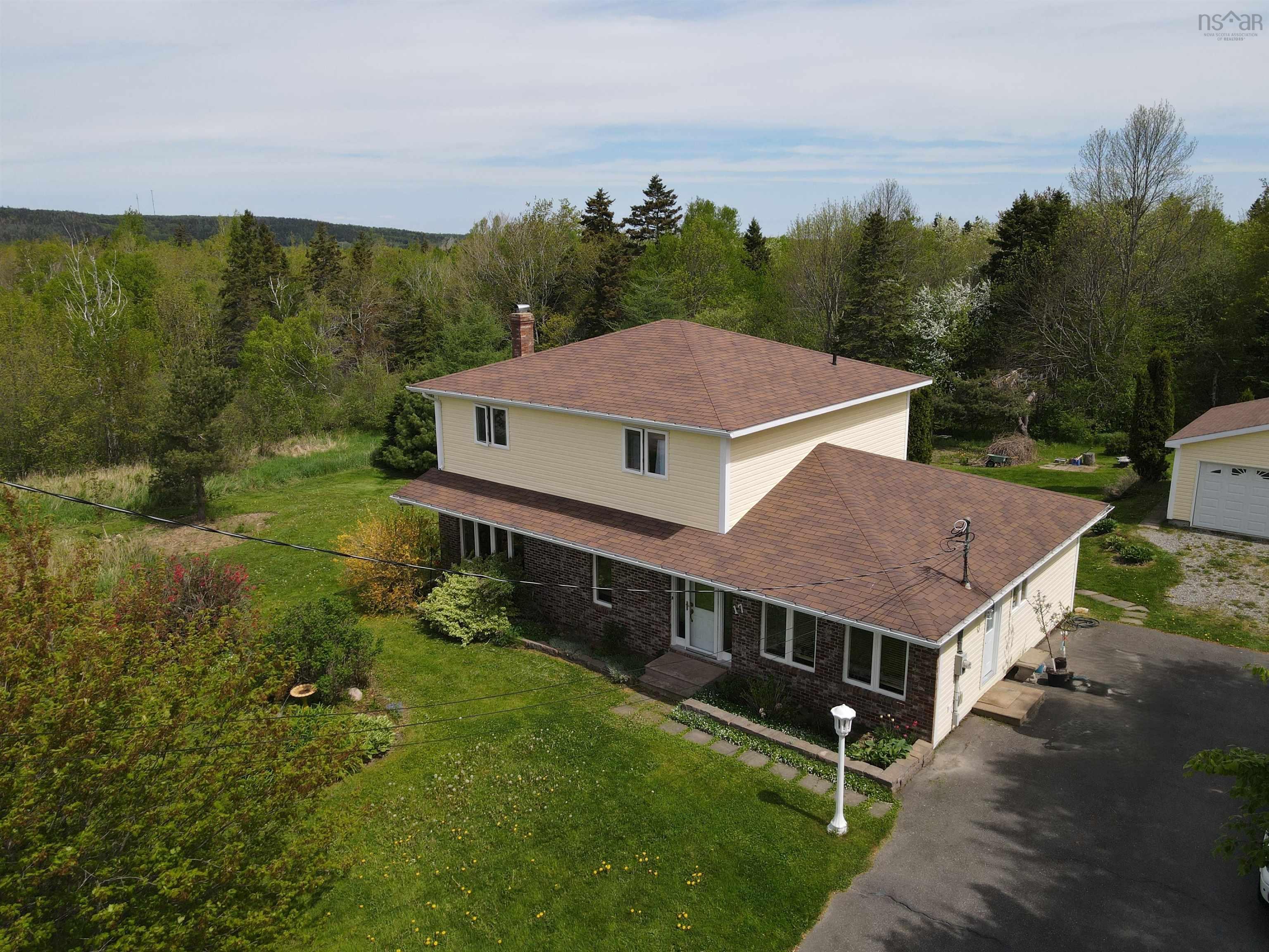 $449,900.00: 17 Hallmark Crescent Crescent, Howie Centre