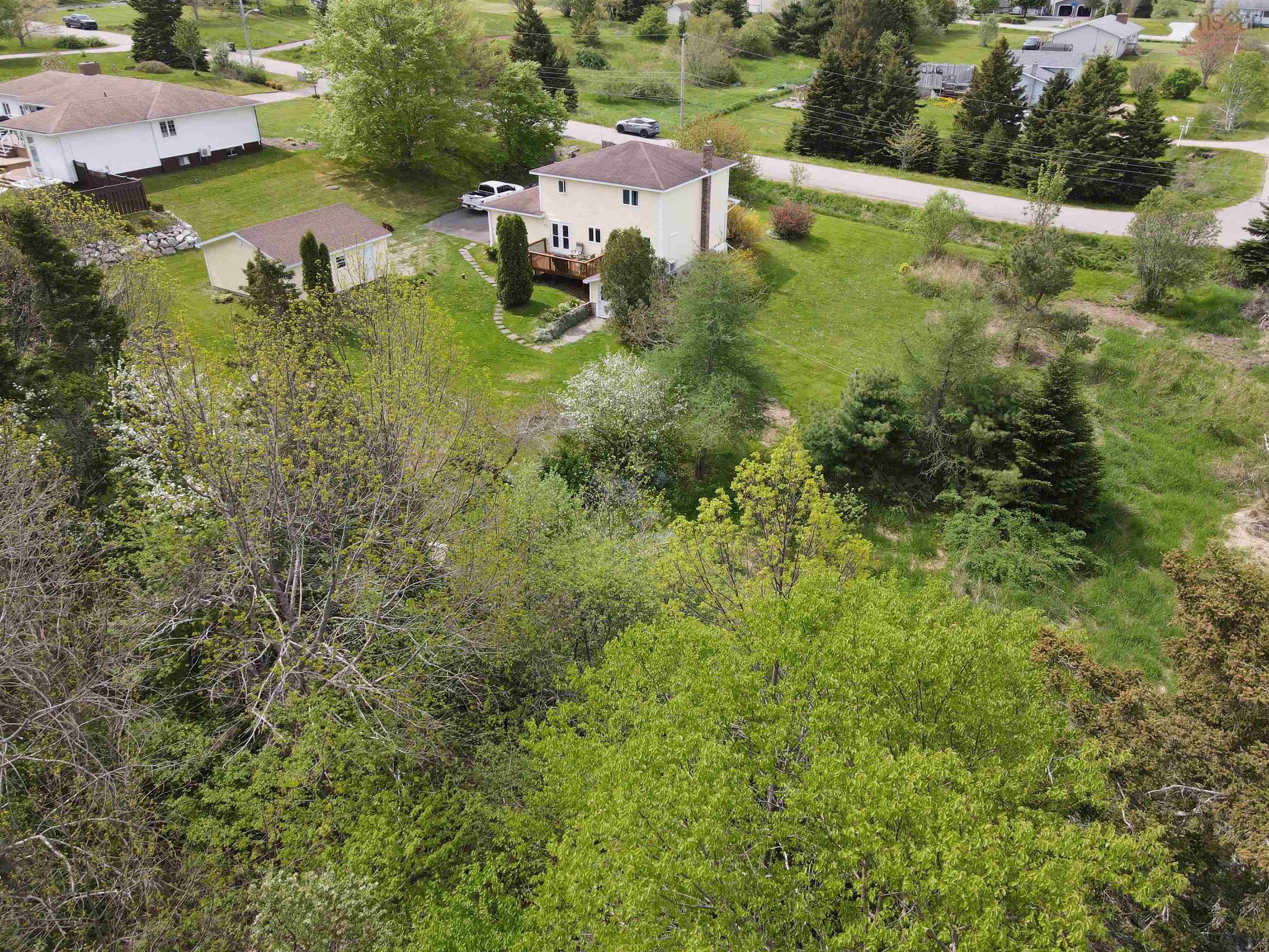 $449,900.00: 17 Hallmark Crescent Crescent, Howie Centre