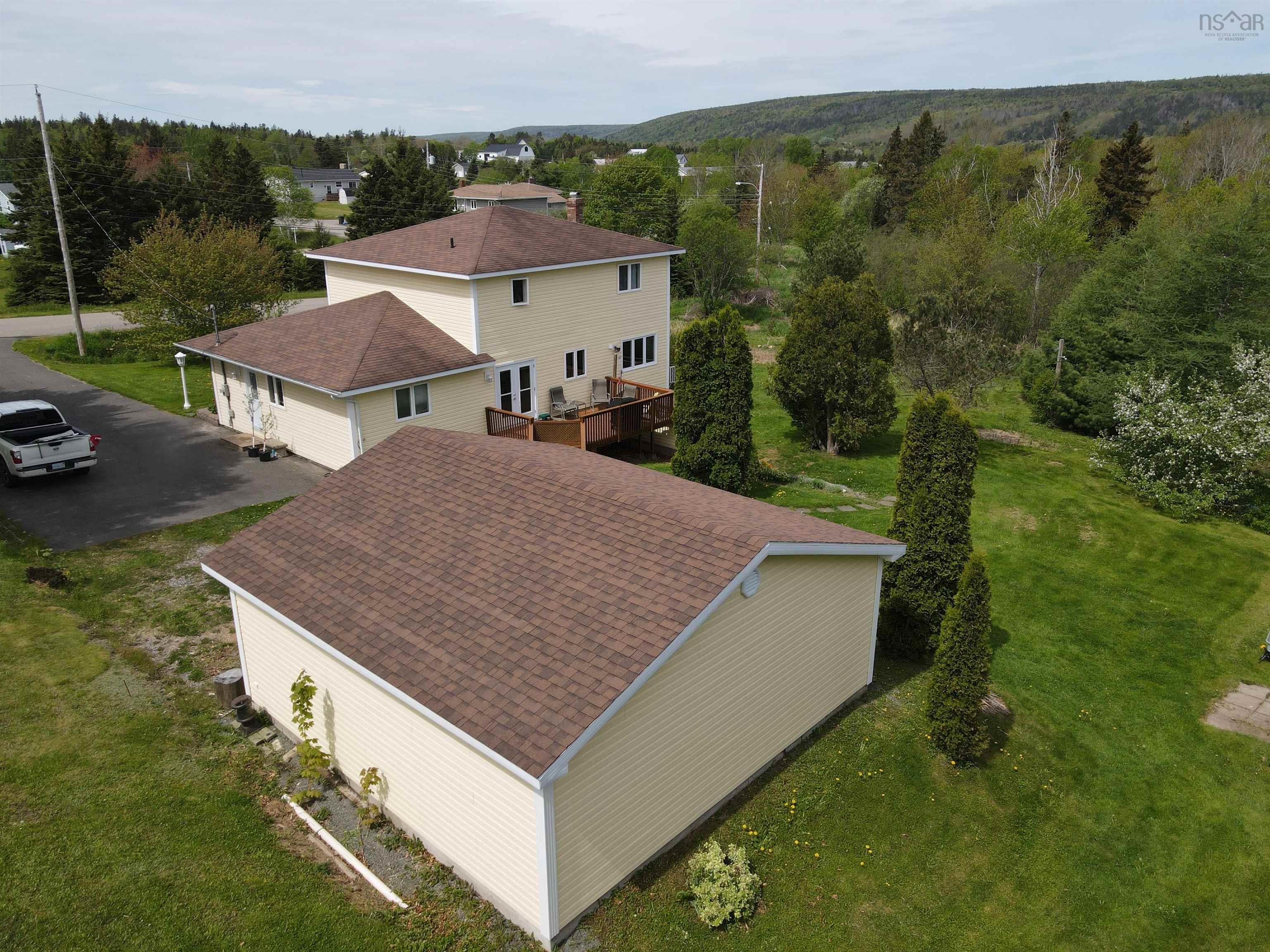 $449,900.00: 17 Hallmark Crescent Crescent, Howie Centre