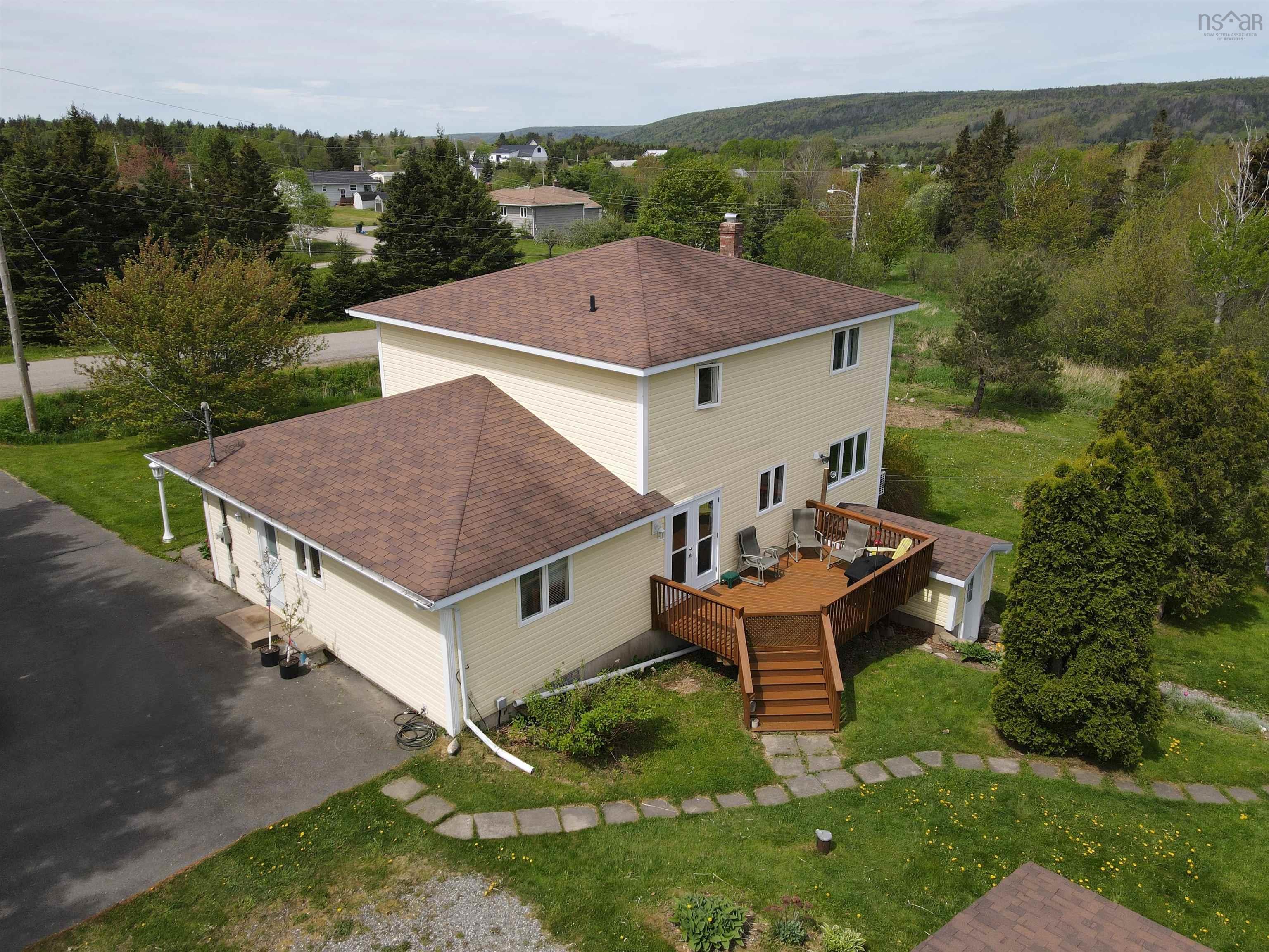 $449,900.00: 17 Hallmark Crescent Crescent, Howie Centre