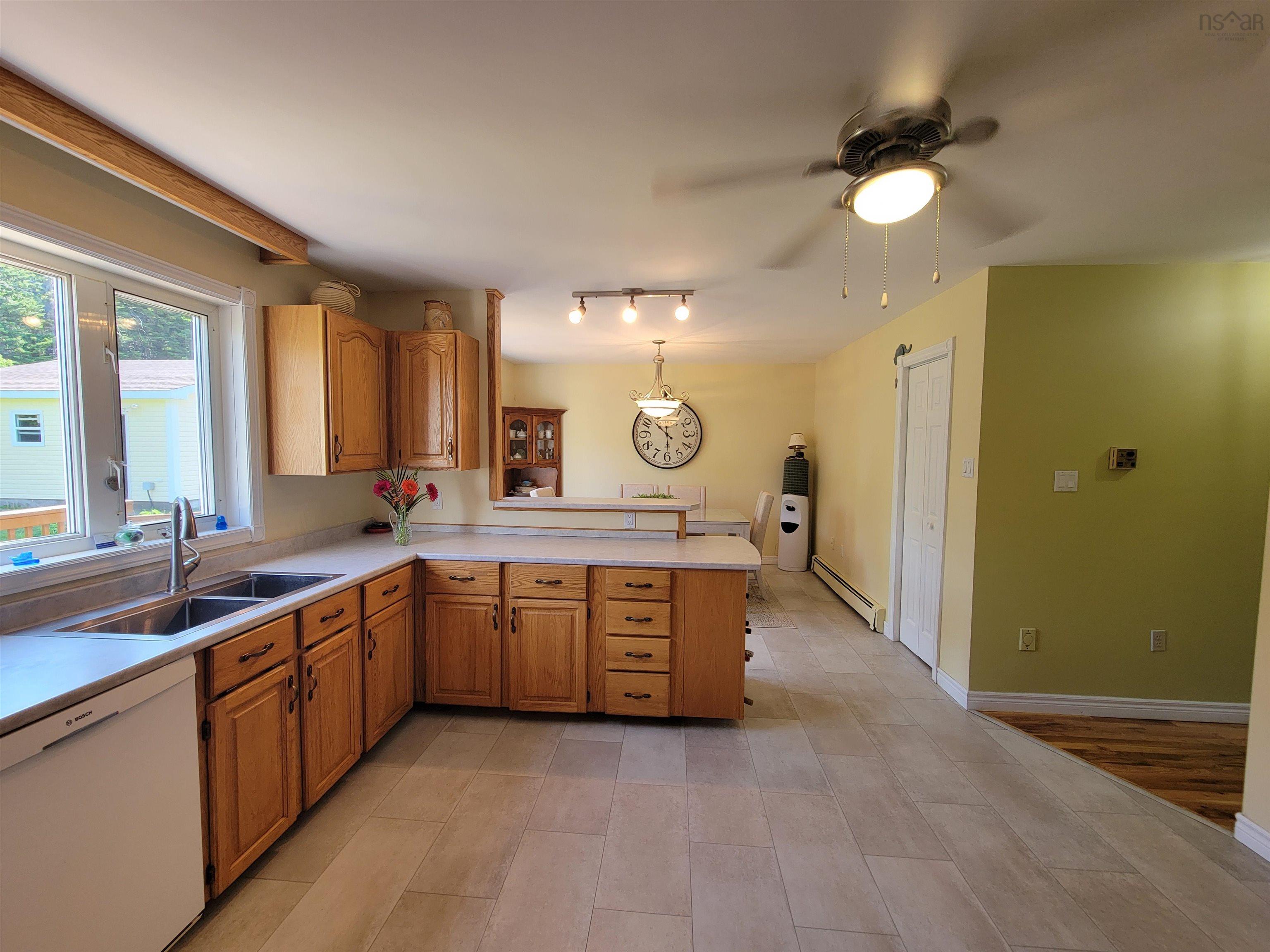 $449,900.00: 17 Hallmark Crescent Crescent, Howie Centre