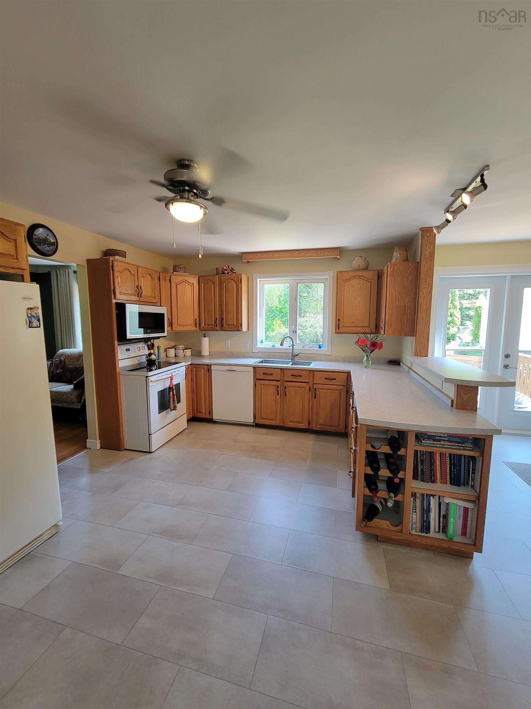 $449,900.00: 17 Hallmark Crescent Crescent, Howie Centre