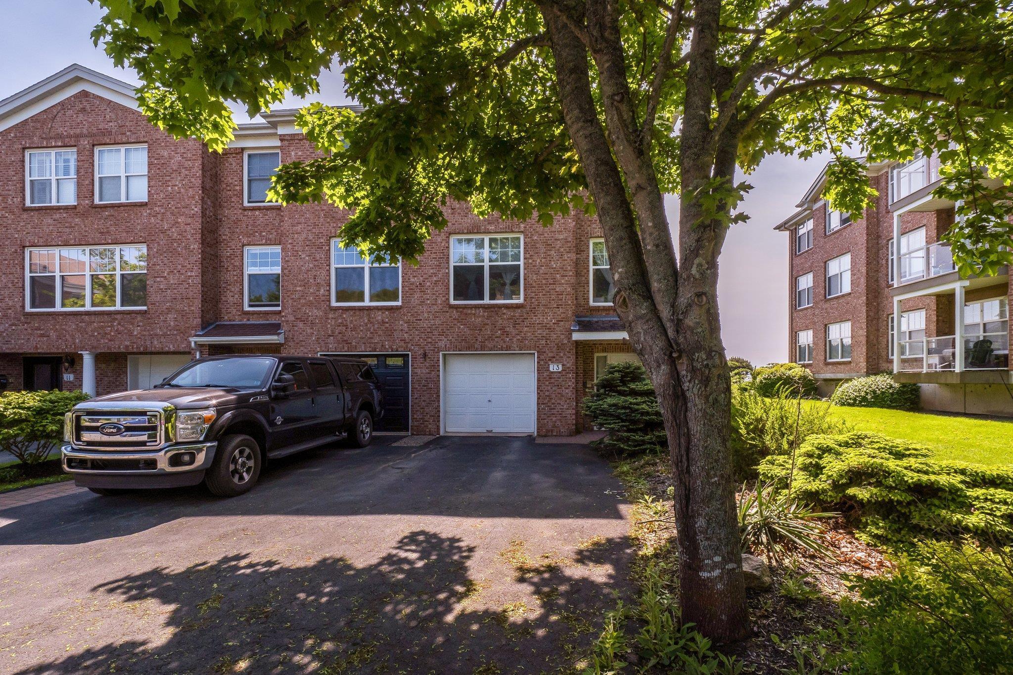 $959,900.00: 13 Arthur Lismer Court, Bedford