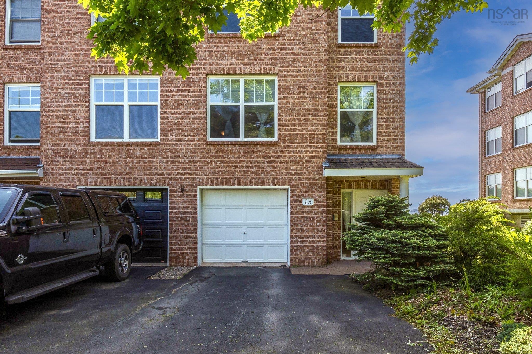 $959,900.00: 13 Arthur Lismer Court, Bedford