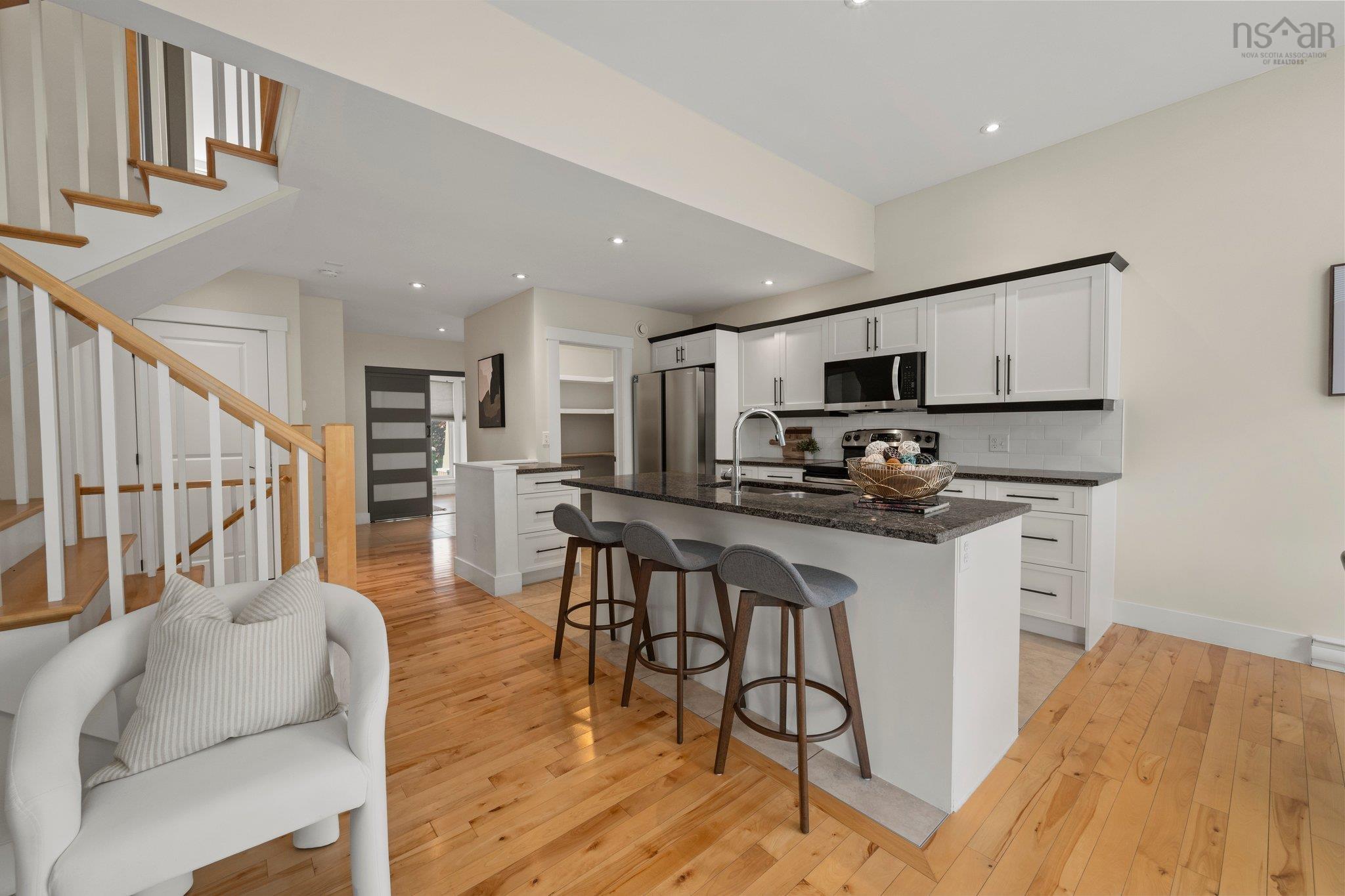 $759,999.00: 208 Capstone Crescent, Bedford West