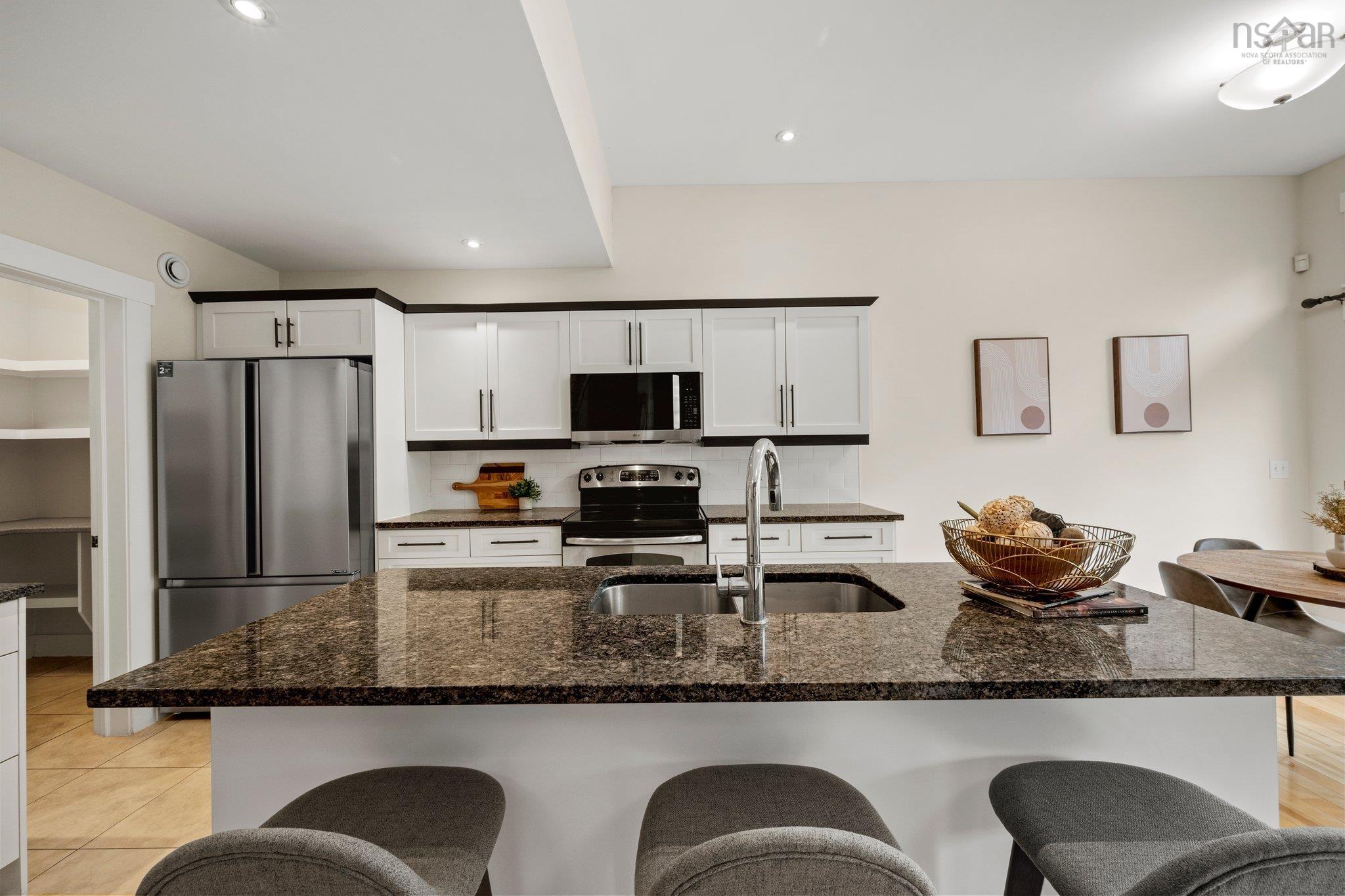 $759,999.00: 208 Capstone Crescent, Bedford West