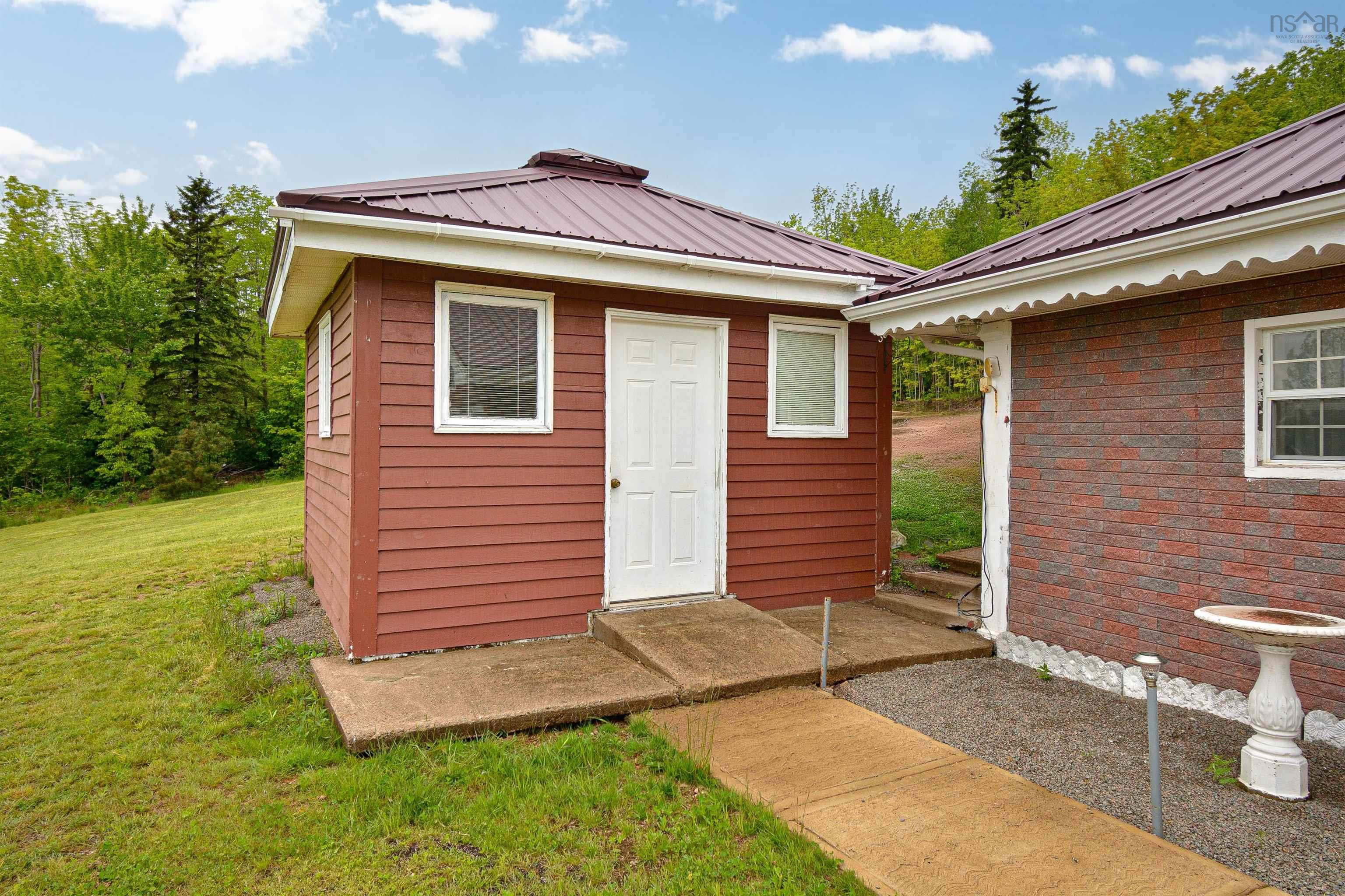 $495,000.00: 10383 105 Highway, Aberdeen
