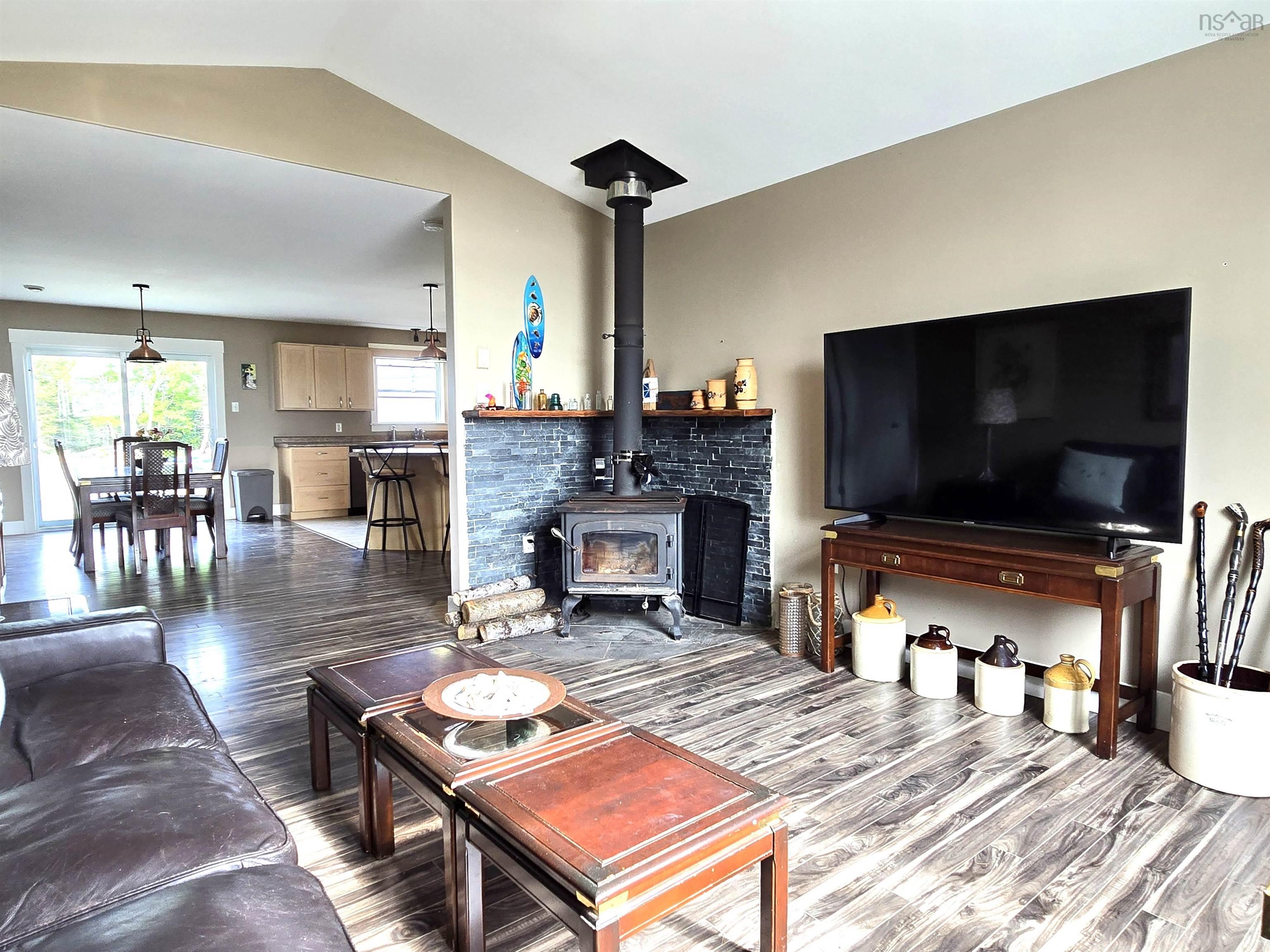 $595,000.00: 281 Heselton Drive, Ostrea Lake