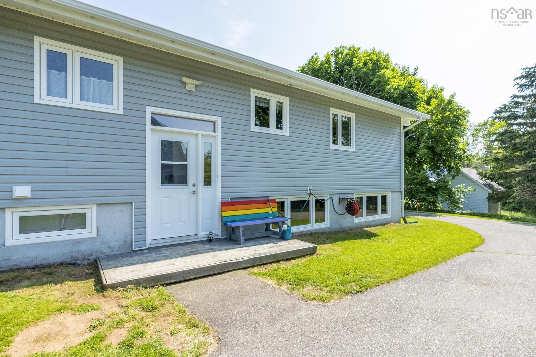 $749,900.00: 9521 Commercial Street, New Minas