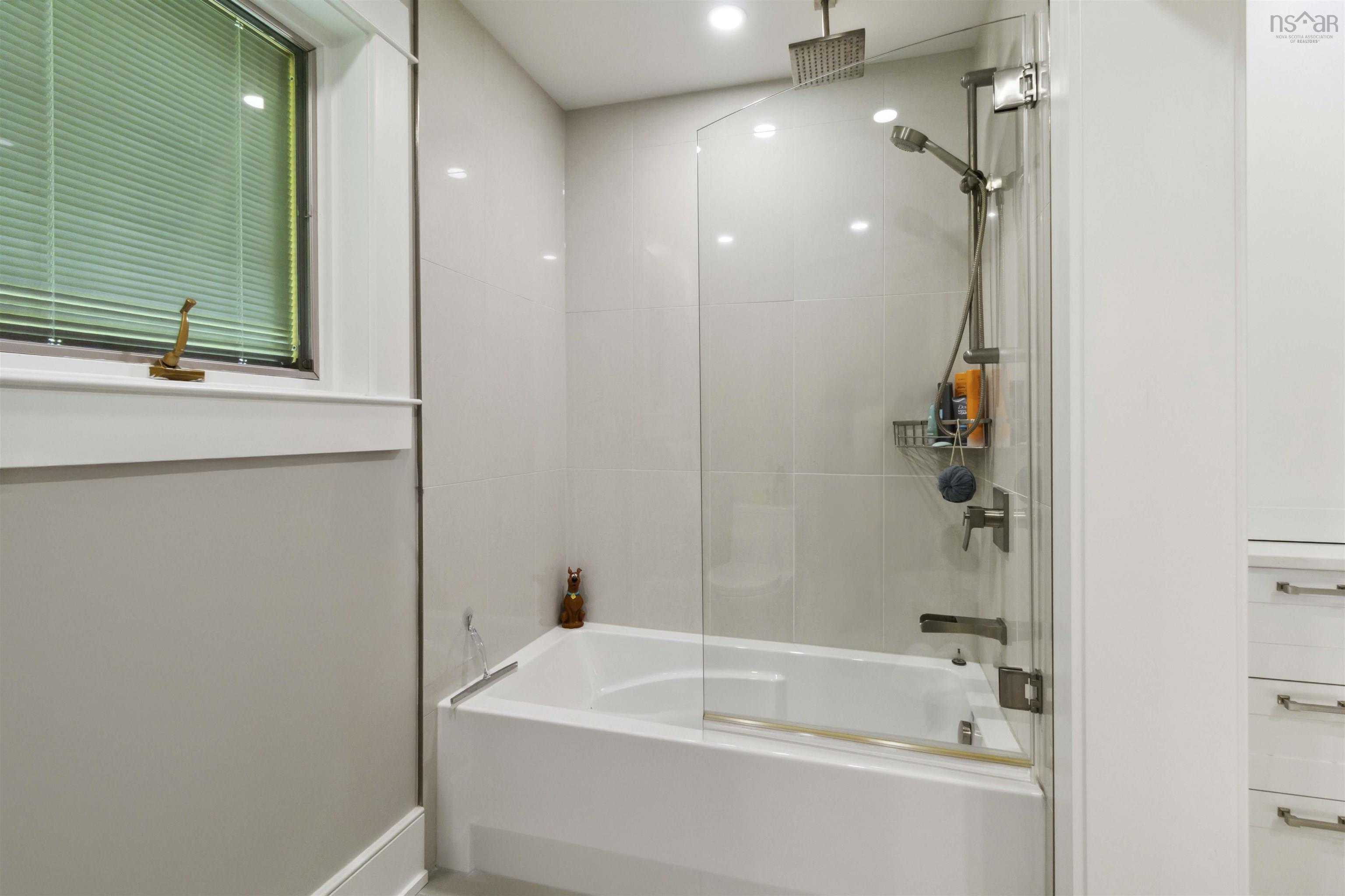 $925,000.00: 8 Litchfield Crescent, Halifax