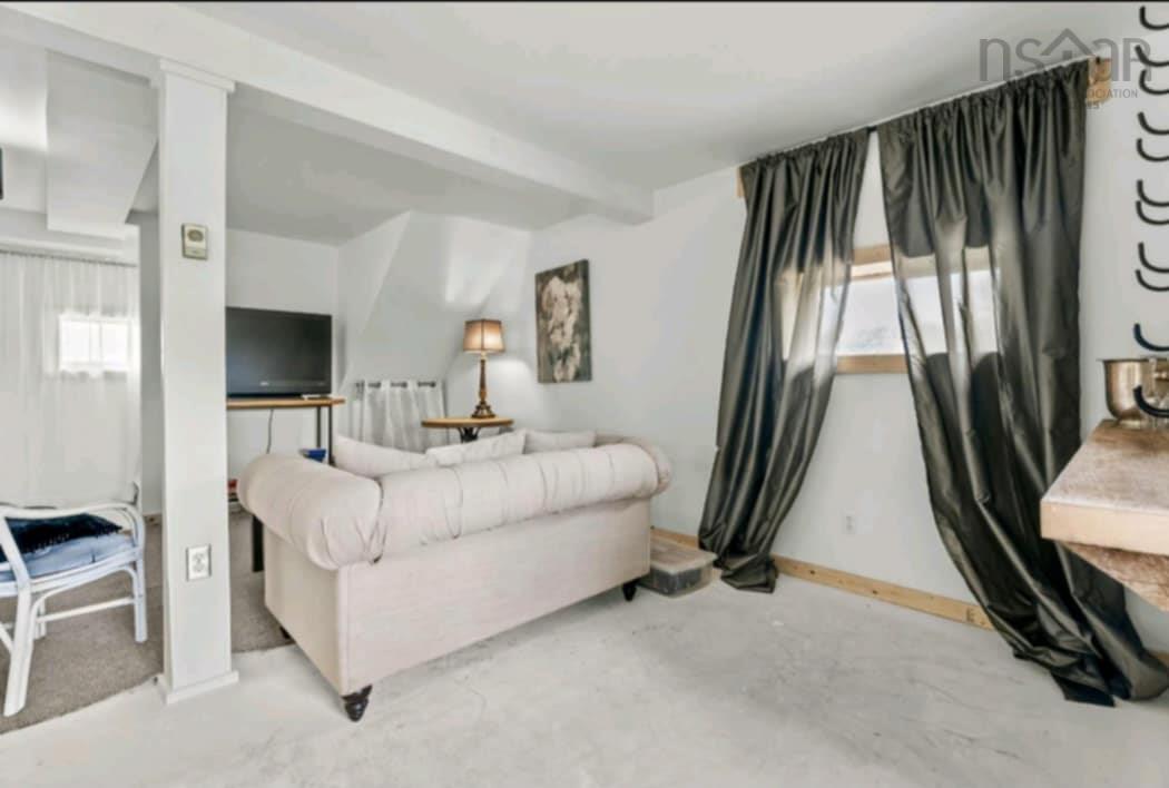$1,250,000.00: 7729 Highway 321, Roslin