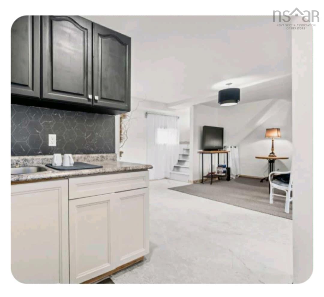 $1,250,000.00: 7729 Highway 321, Roslin