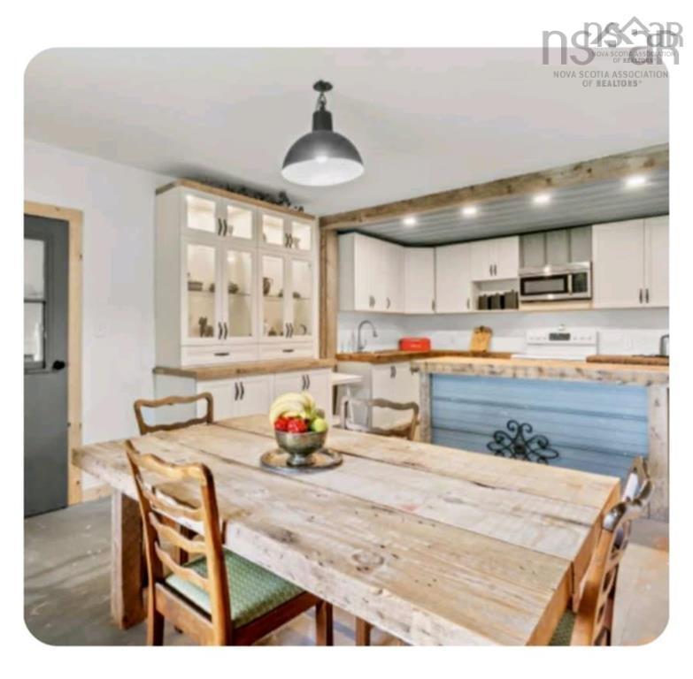 $1,250,000.00: 7729 Highway 321, Roslin