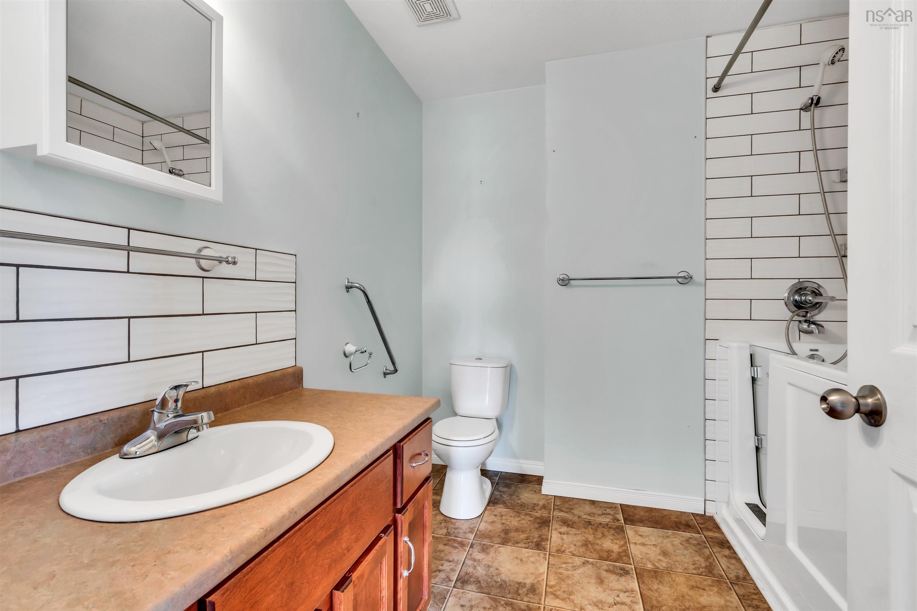 $389,000.00: 11459 Highway 7 Highway E, Lake Charlotte