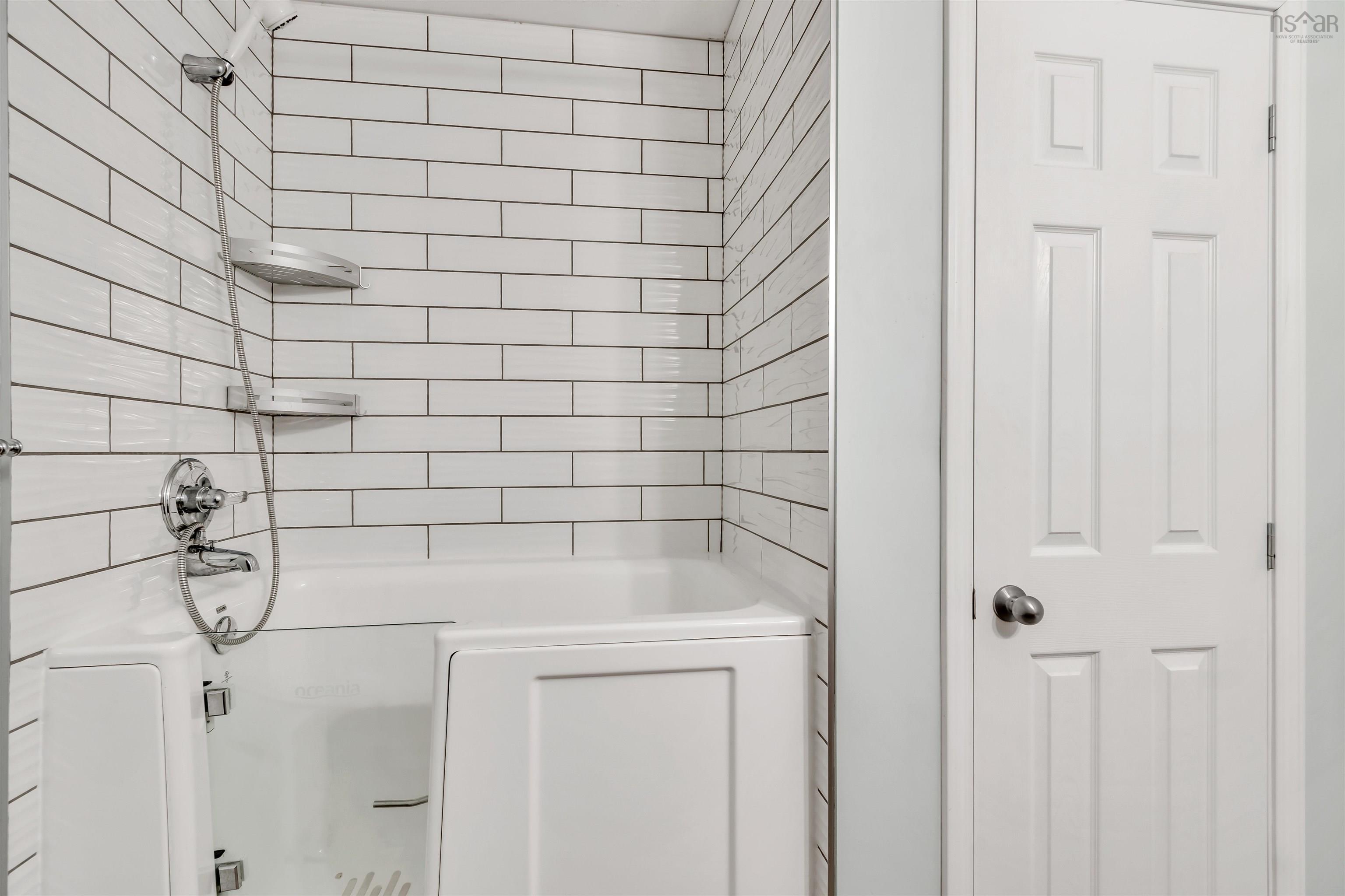 $389,000.00: 11459 Highway 7 Highway E, Lake Charlotte