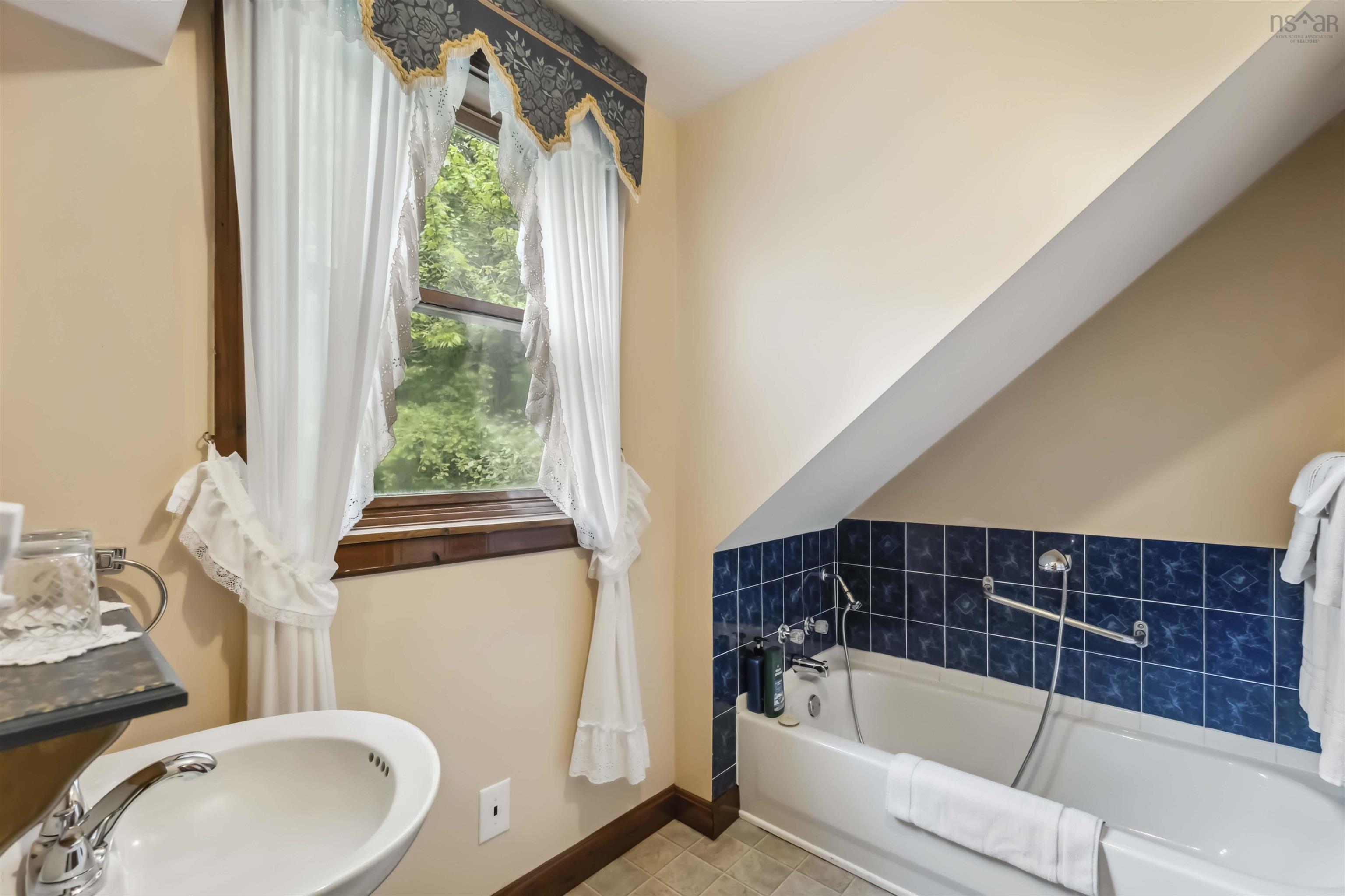 $900,400.00: 24 Annavista Heights, Bay View