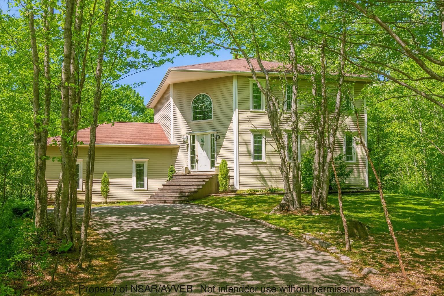 $825,000.00: 9 Haliburton Crescent, Stillwater Lake