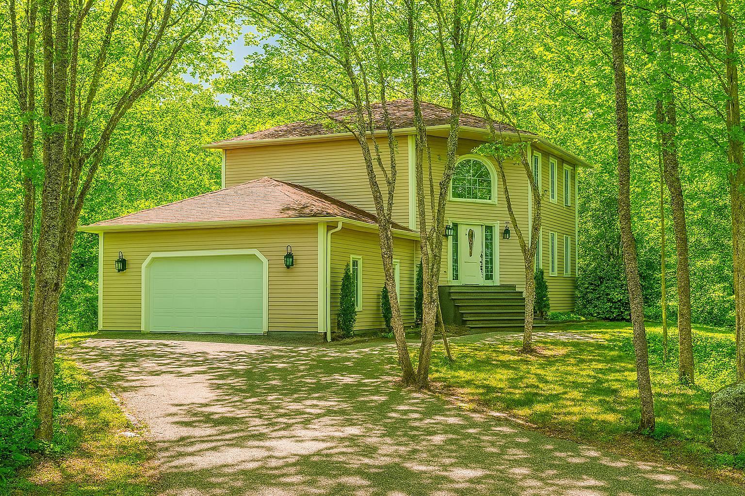 $825,000.00: 9 Haliburton Crescent, Stillwater Lake