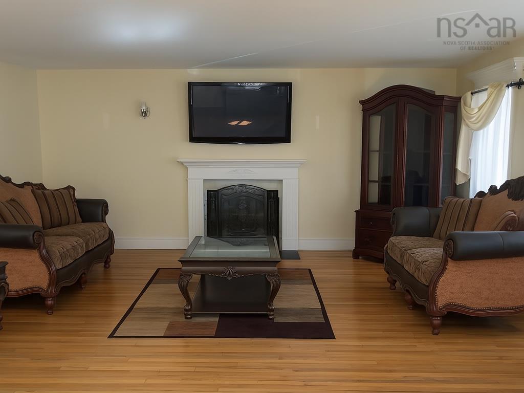 $825,000.00: 9 Haliburton Crescent, Stillwater Lake