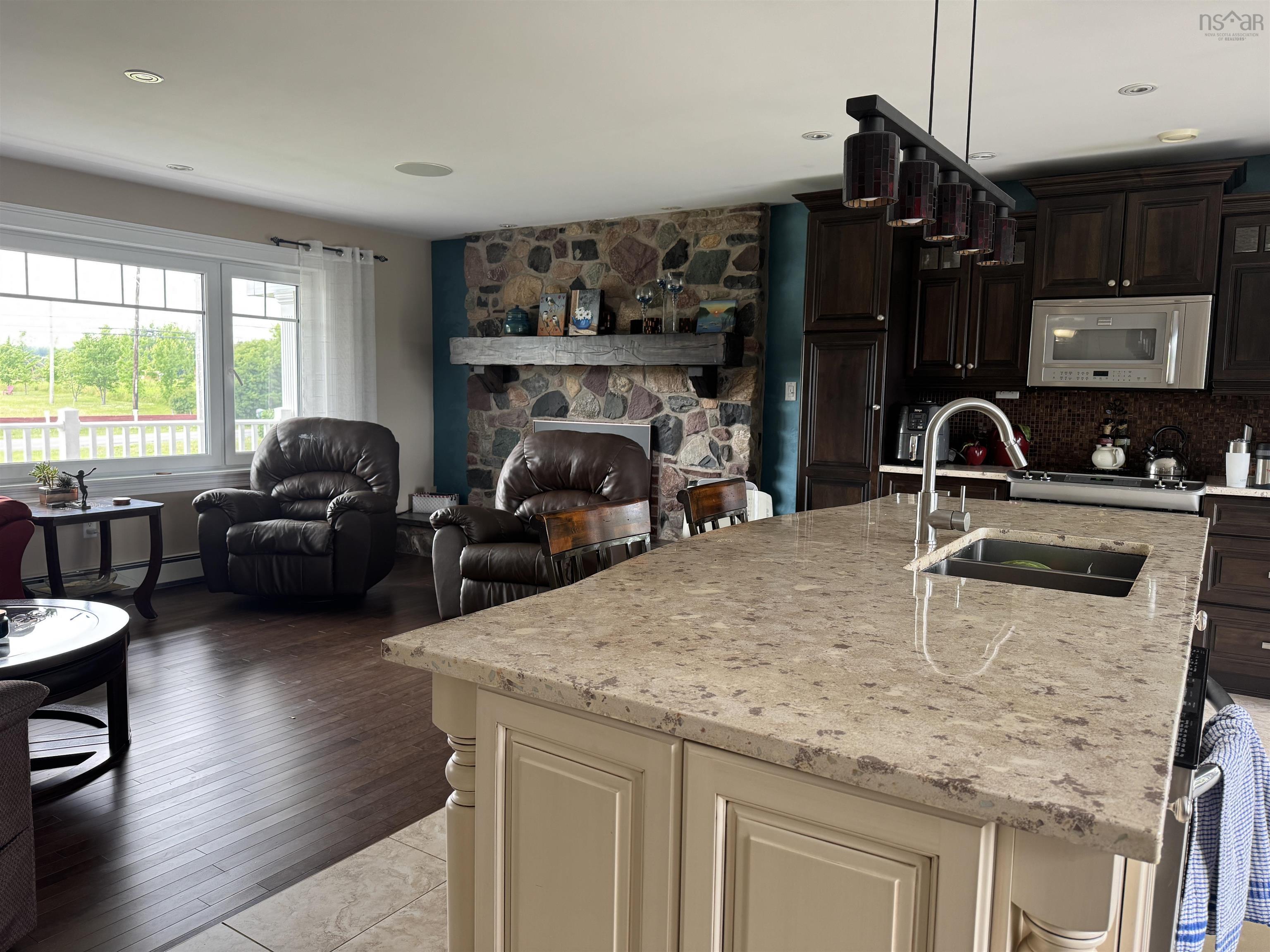 $649,000.00: 186 Point Aconi, Bras D
