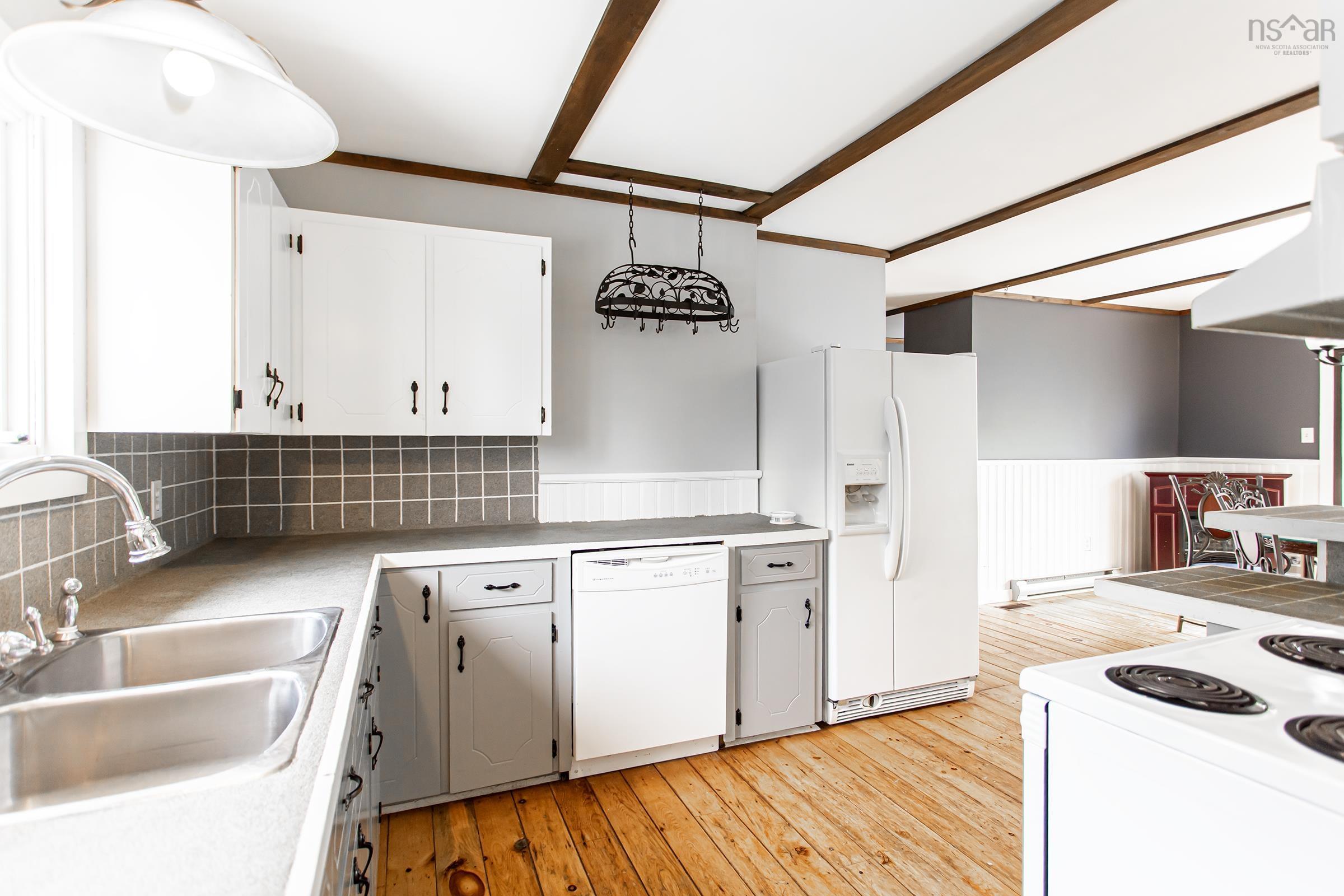 $279,000.00: 6092 Shore Road W, Youngs Cove