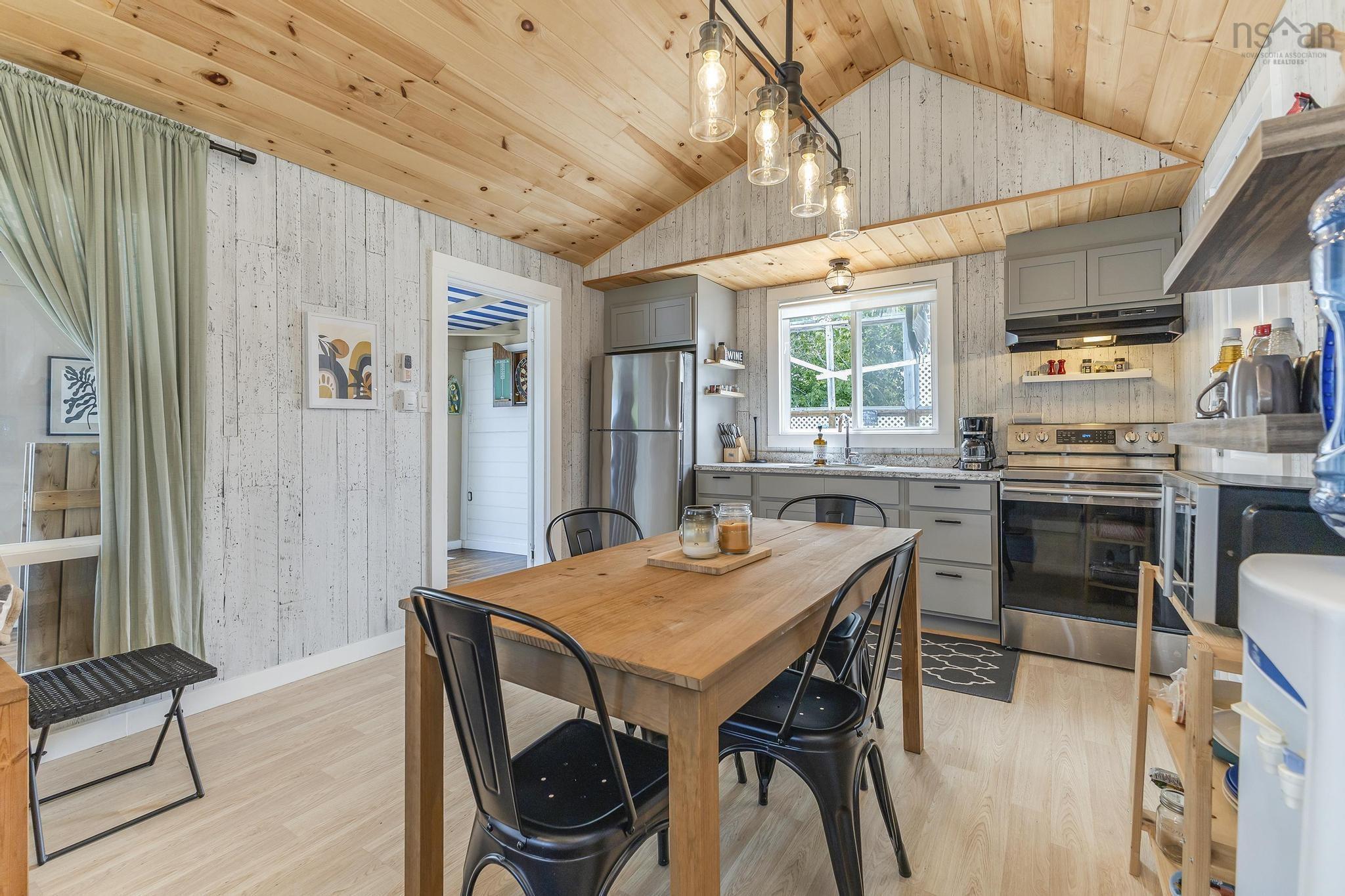 $199,900.00: 18 Fenwick Rd, Eden Lake