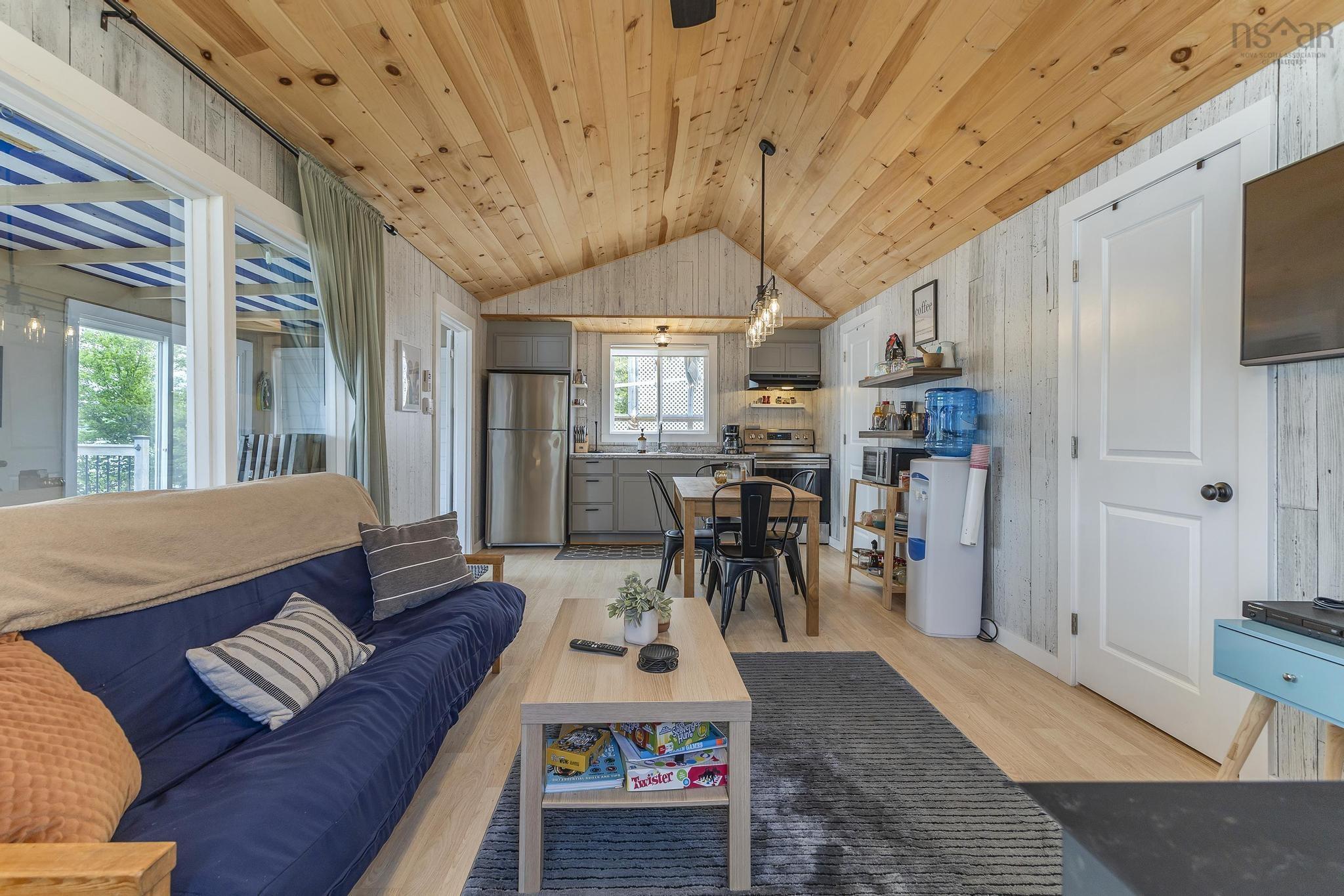 $199,900.00: 18 Fenwick Rd, Eden Lake