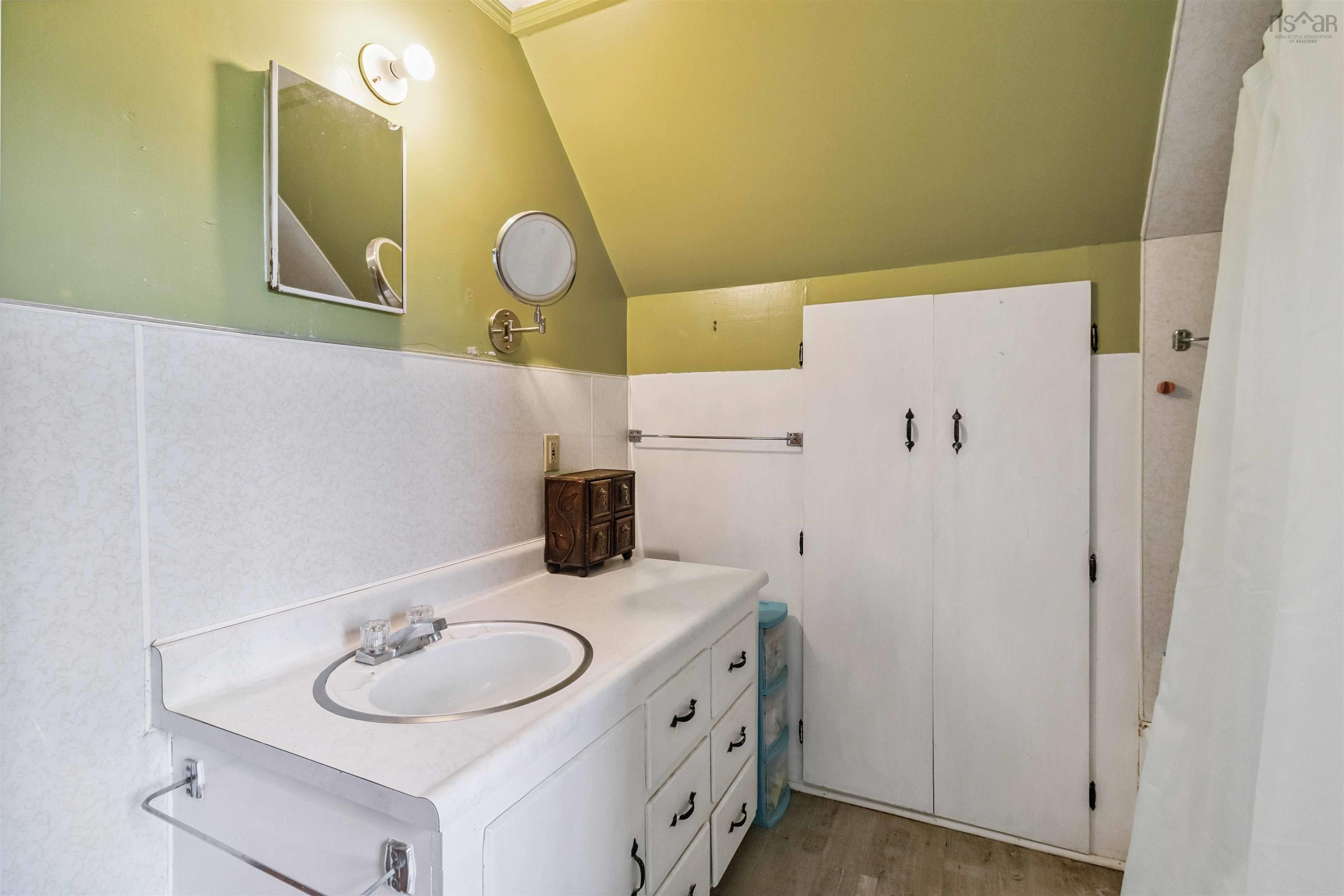 $639,900.00: 417 Penney Road, Upper Northfield