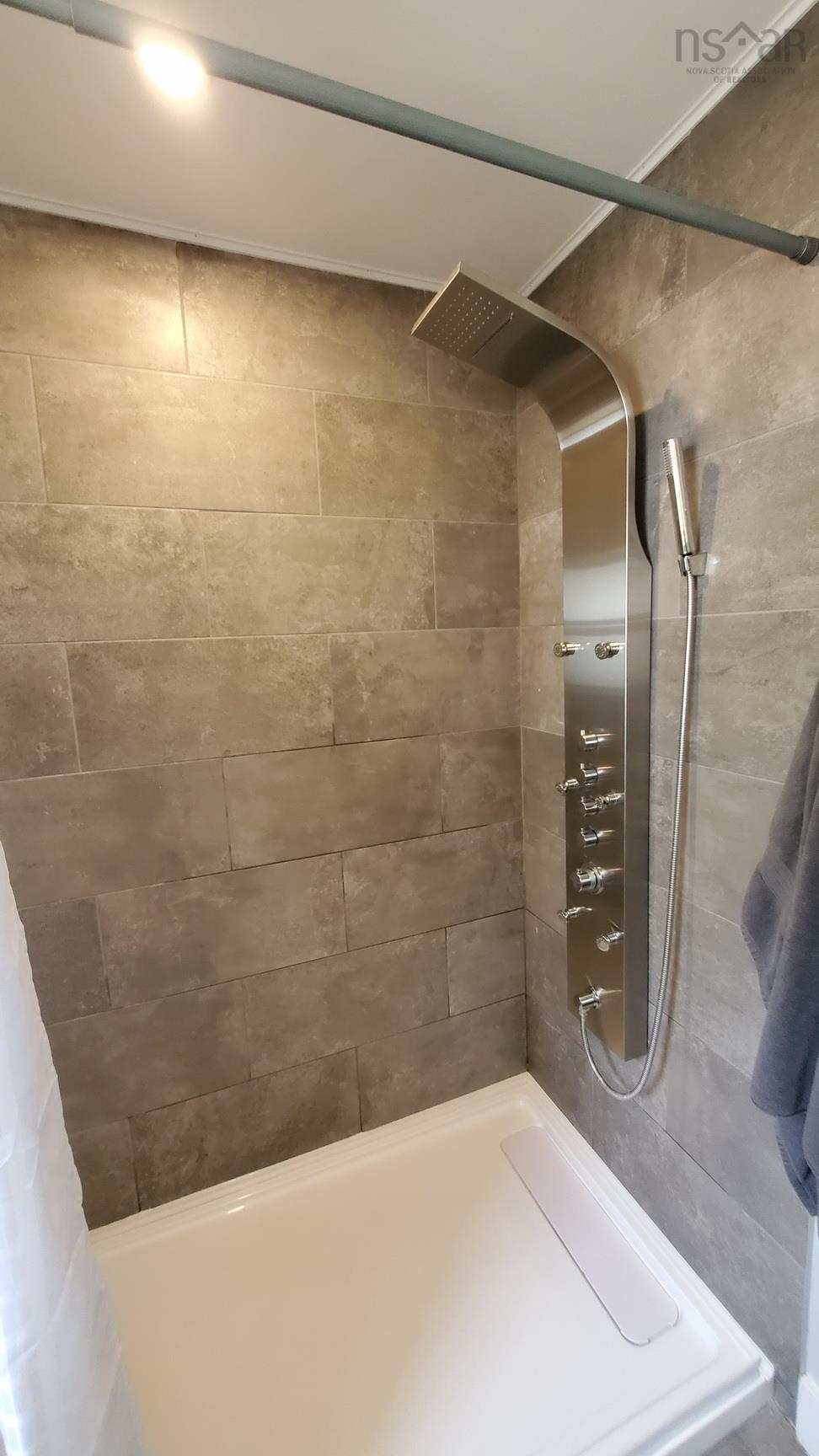 $399,900.00: 498 Fox Point Road, Fox River