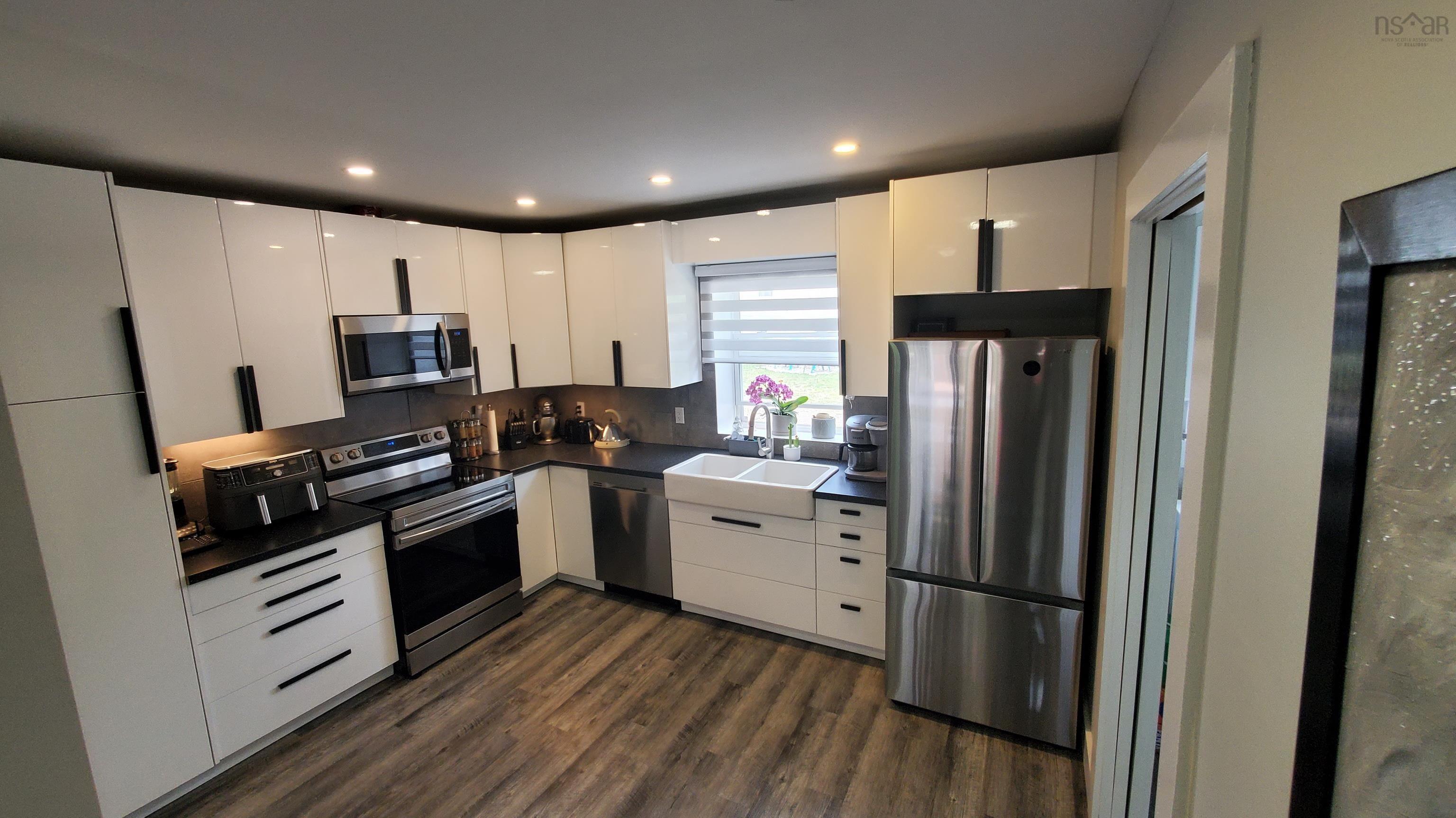 $399,900.00: 498 Fox Point Road, Fox River