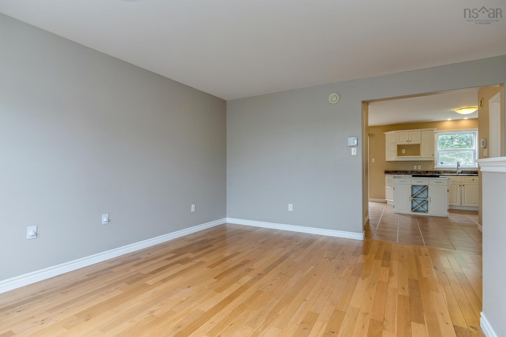 $499,900.00: 143 Governors Lake Drive, Lakeside