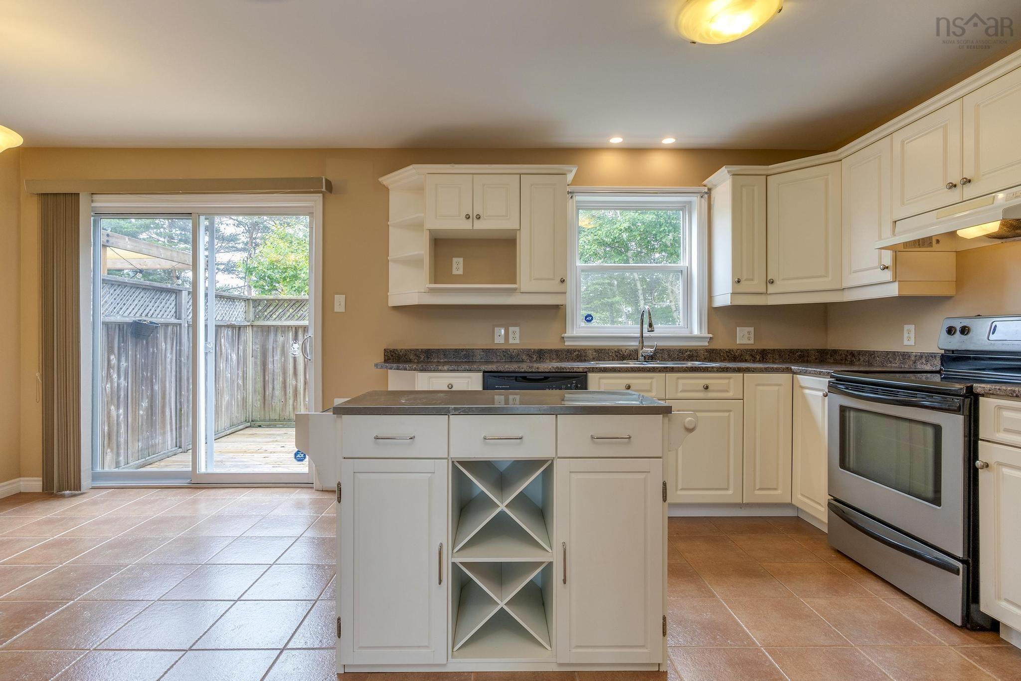 $499,900.00: 143 Governors Lake Drive, Lakeside