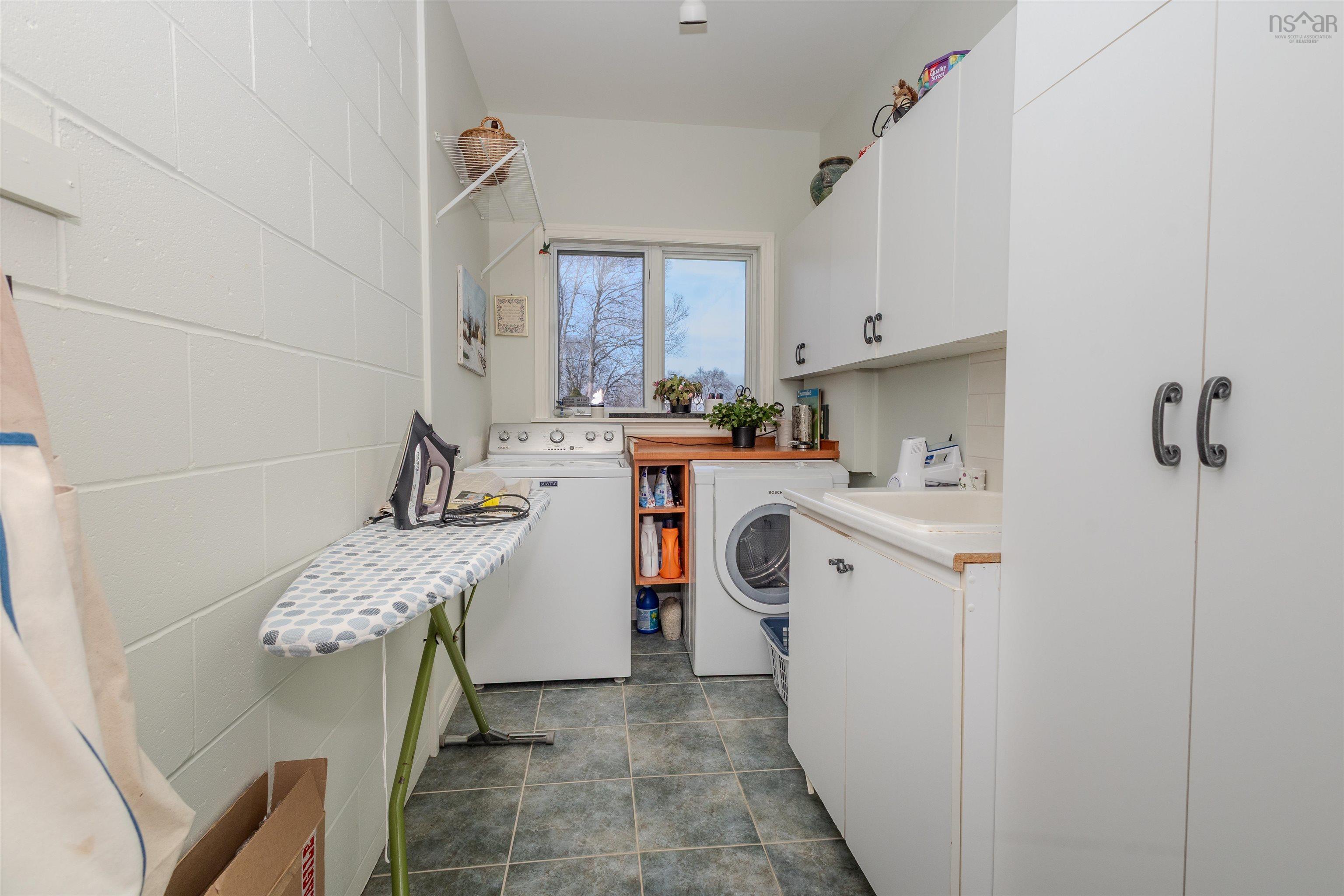 $998,000.00: 70 Tweednooge Place, East Bay