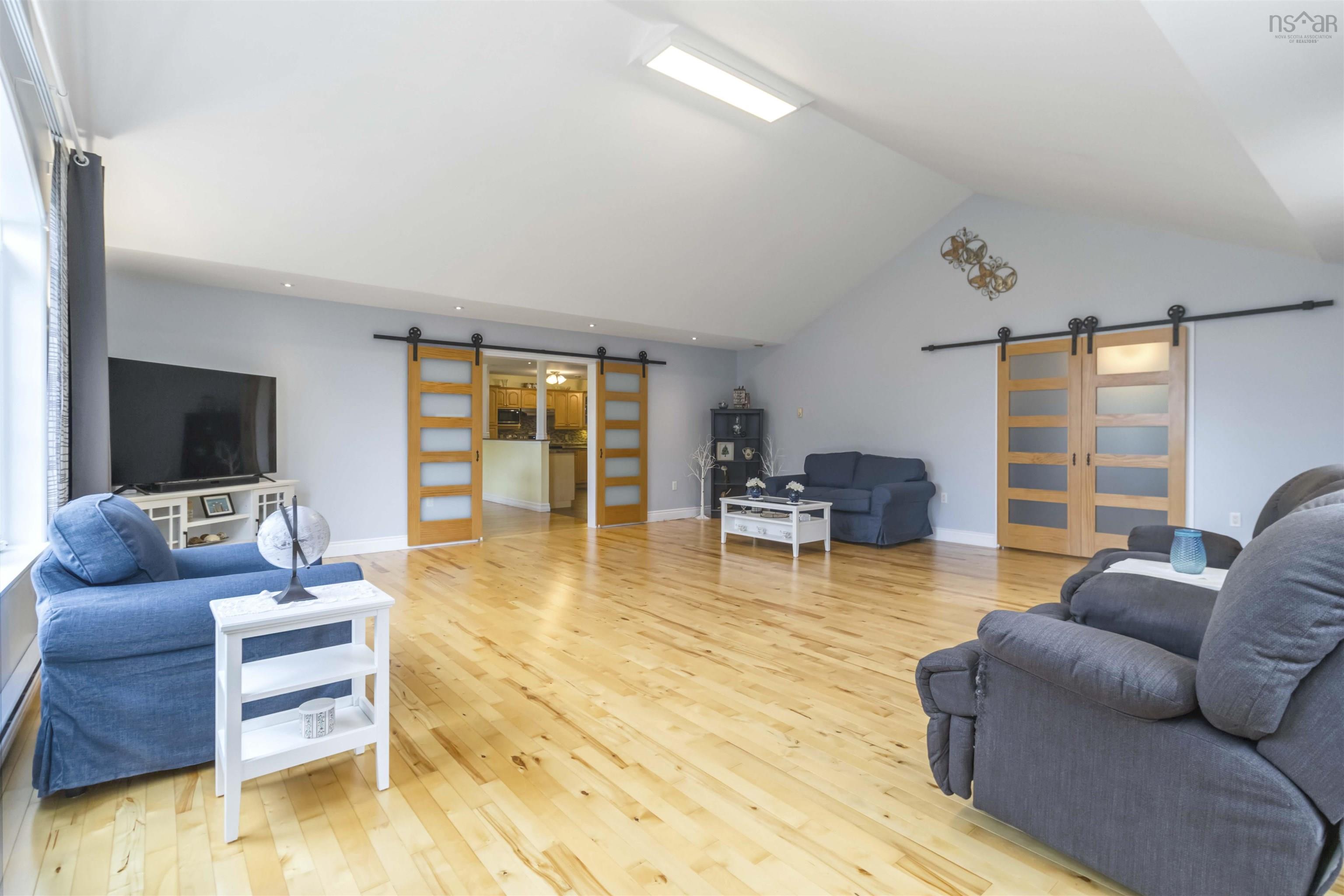 $684,900.00: 19 Mona Marie Lane, Fox Point