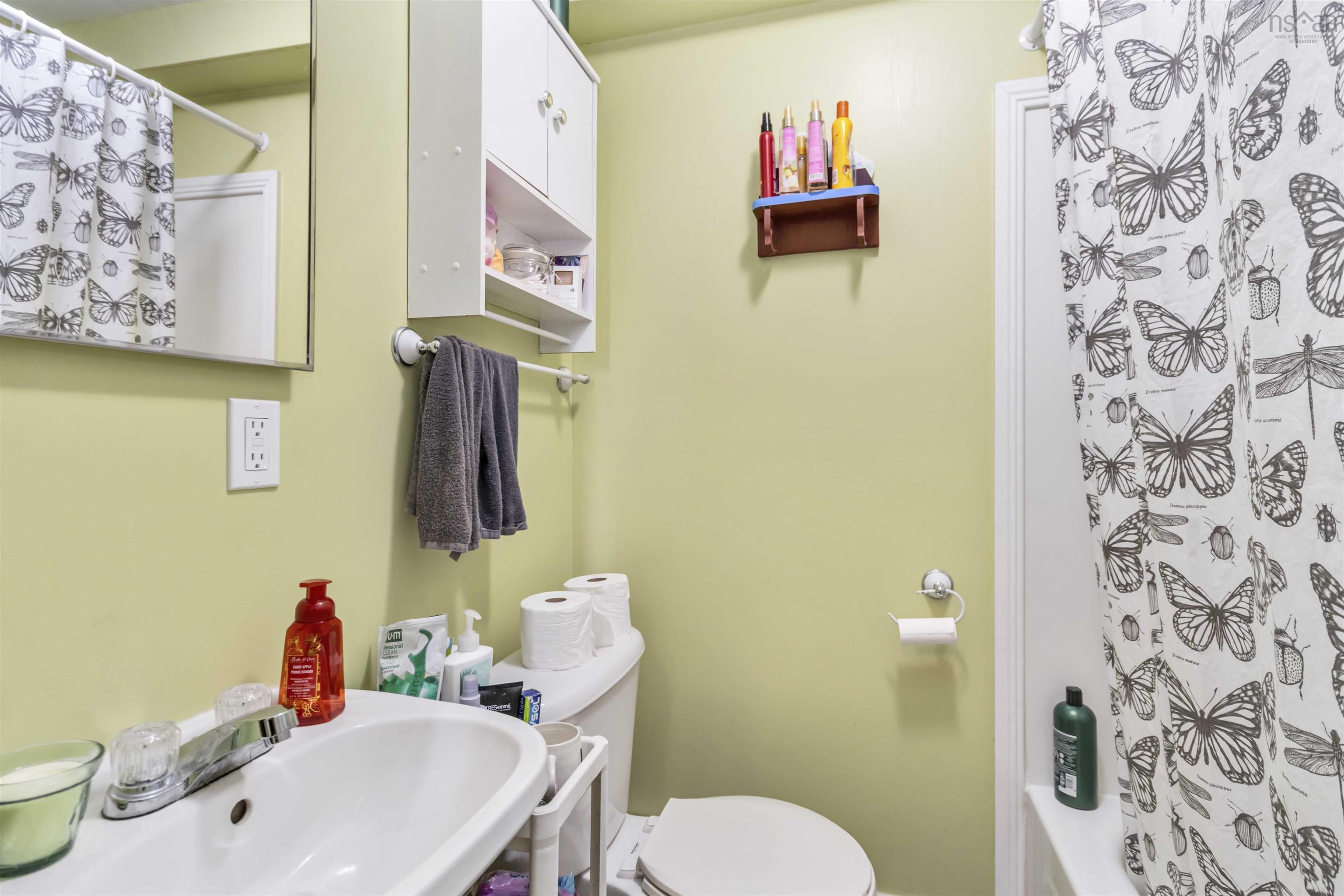 $684,900.00: 19 Mona Marie Lane, Fox Point