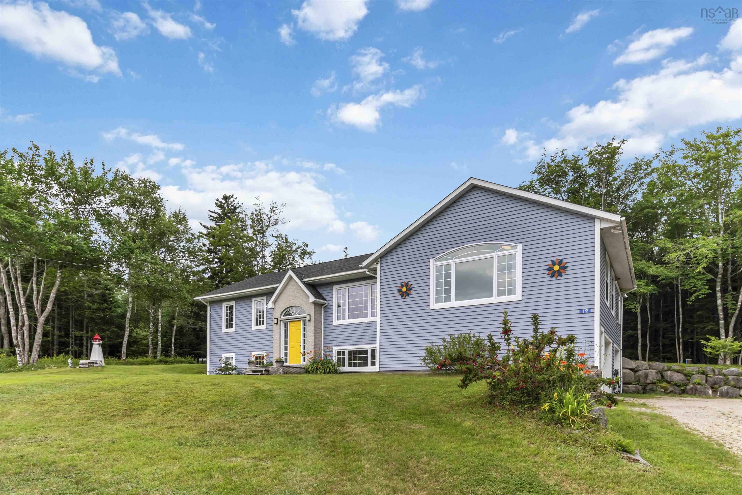 $684,900.00: 19 Mona Marie Lane, Fox Point