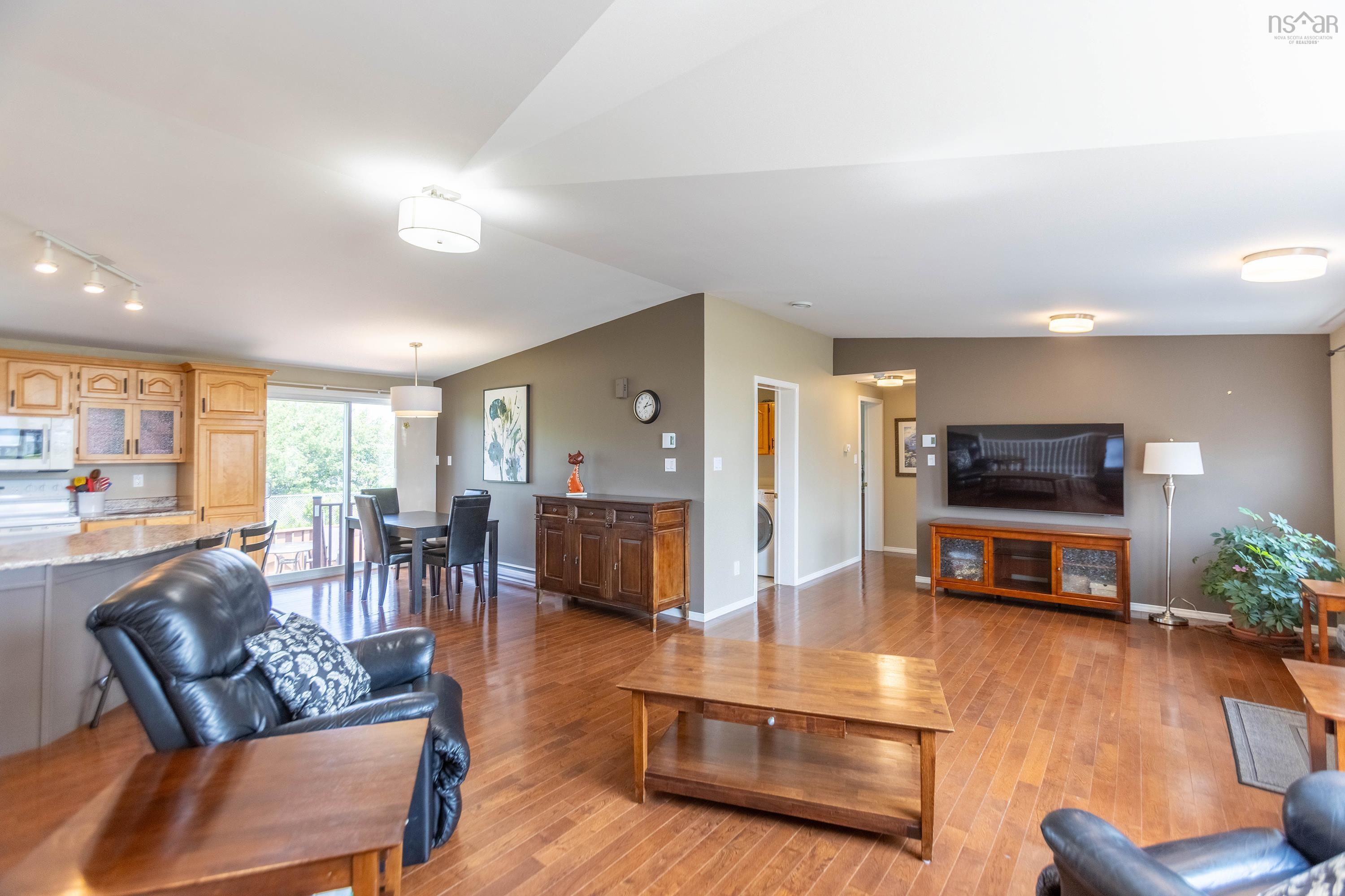 $359,900.00: 10 Garden Court, Amherst