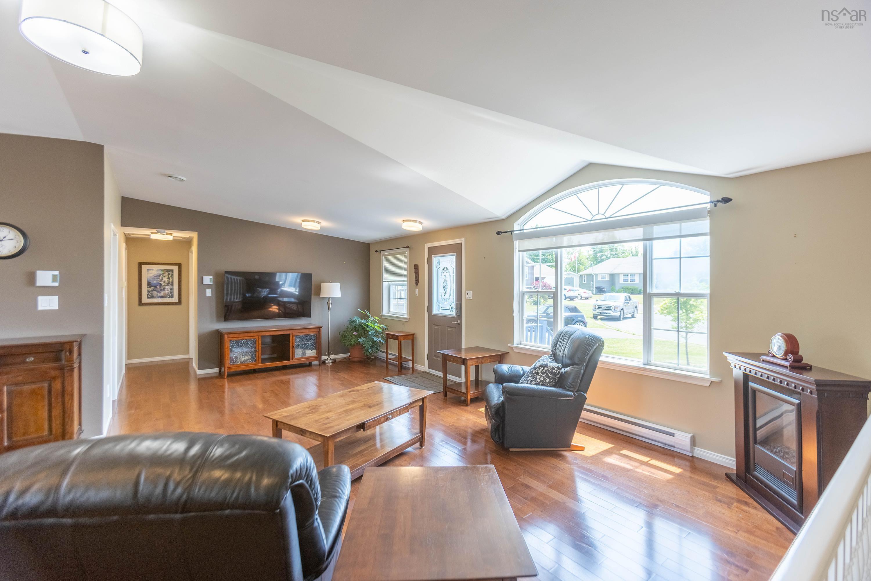 $359,900.00: 10 Garden Court, Amherst