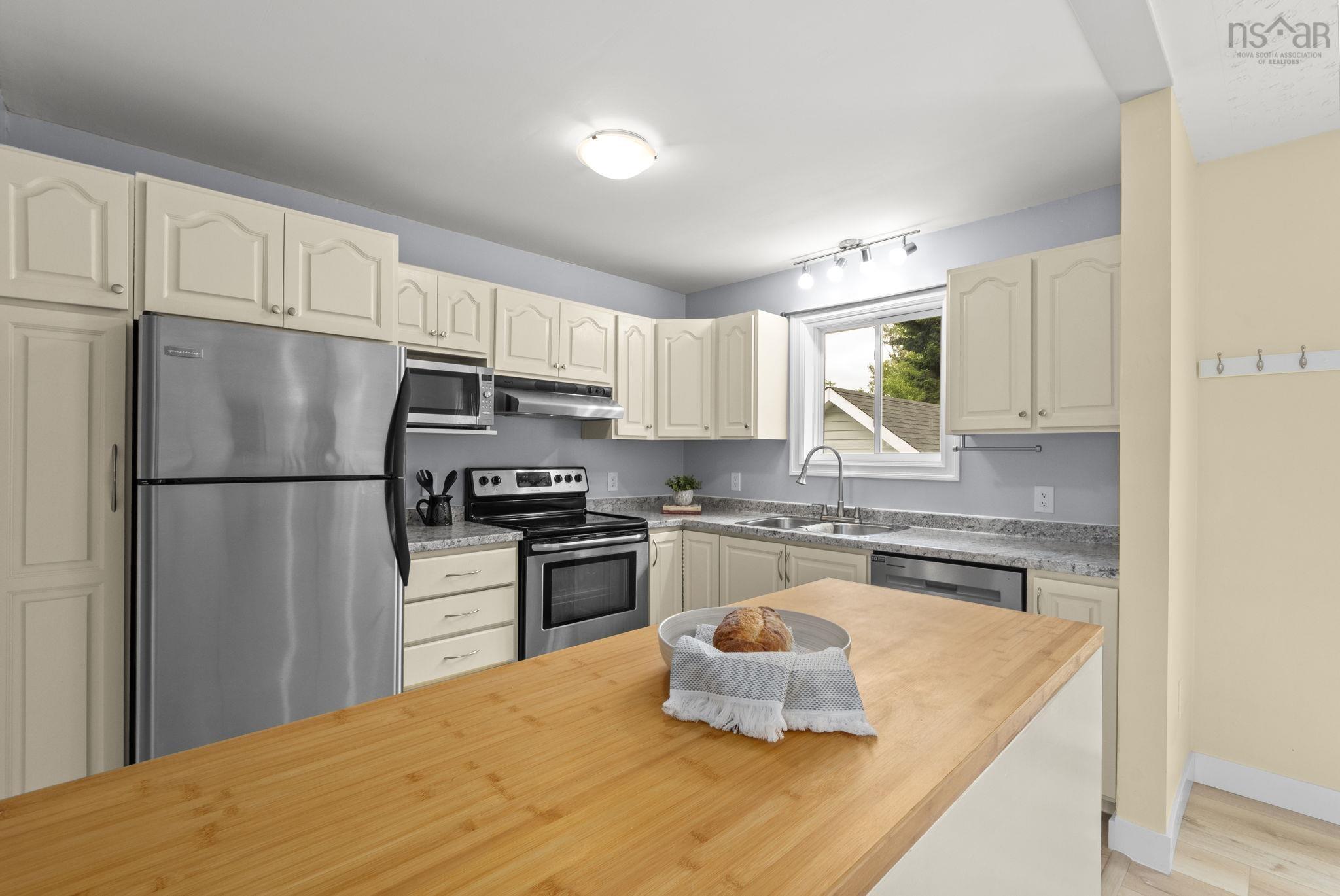 $399,900.00: 47 Armoyan Drive, Lower Sackville