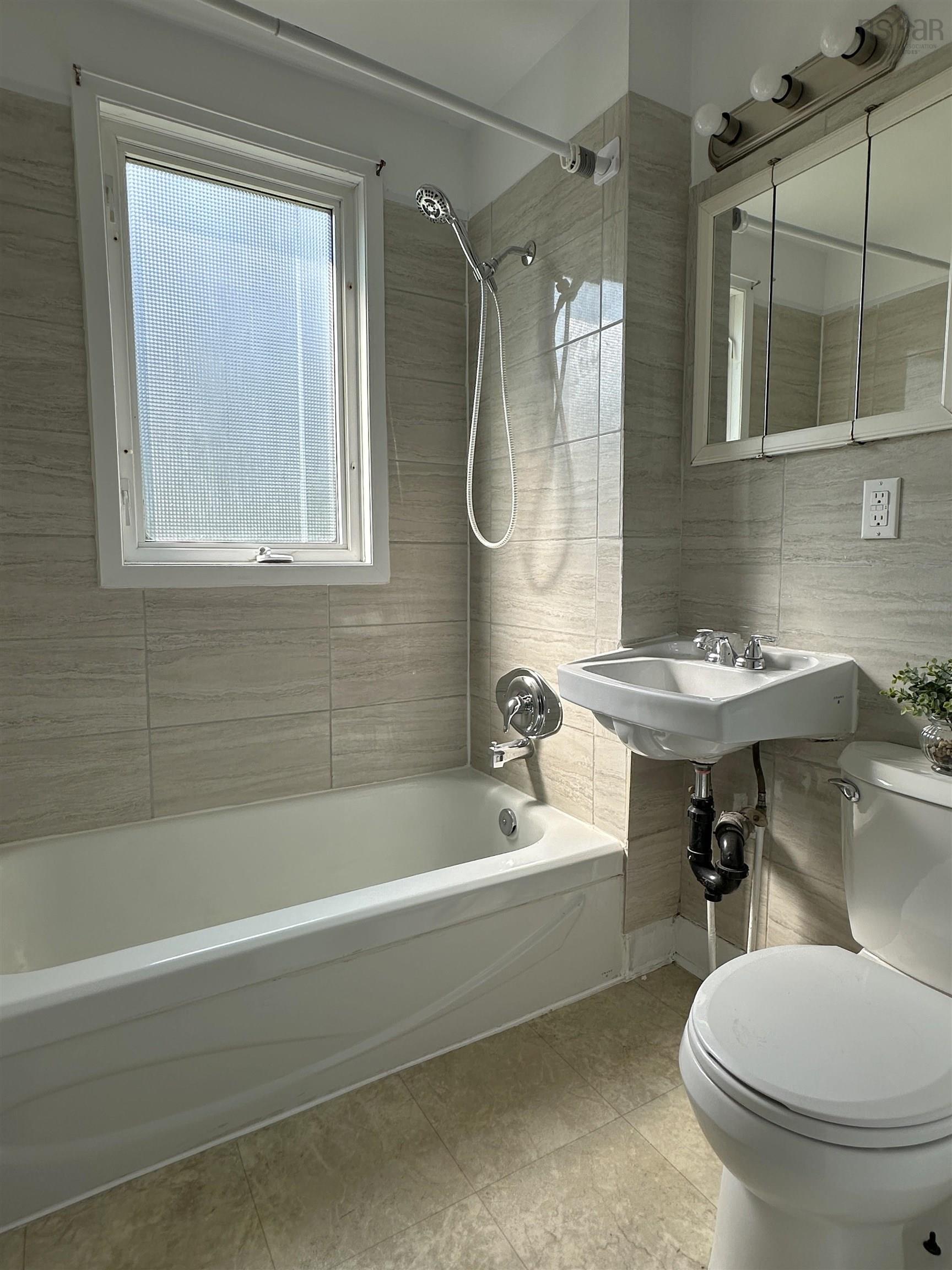 $377,500.00: 44 Bissett Lake Road, Cole Harbour