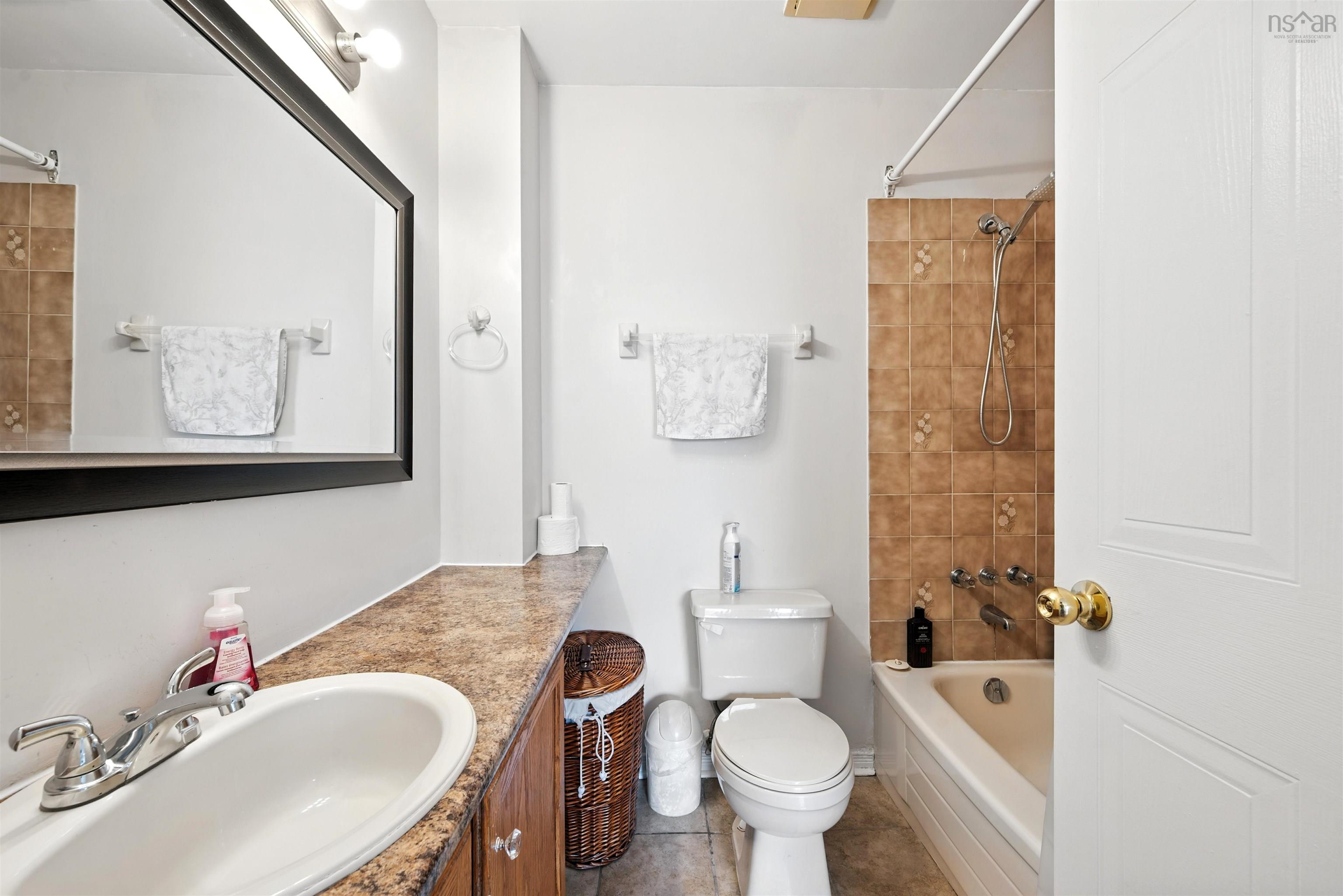 $399,900.00: 8 77 Collins Grove, Dartmouth