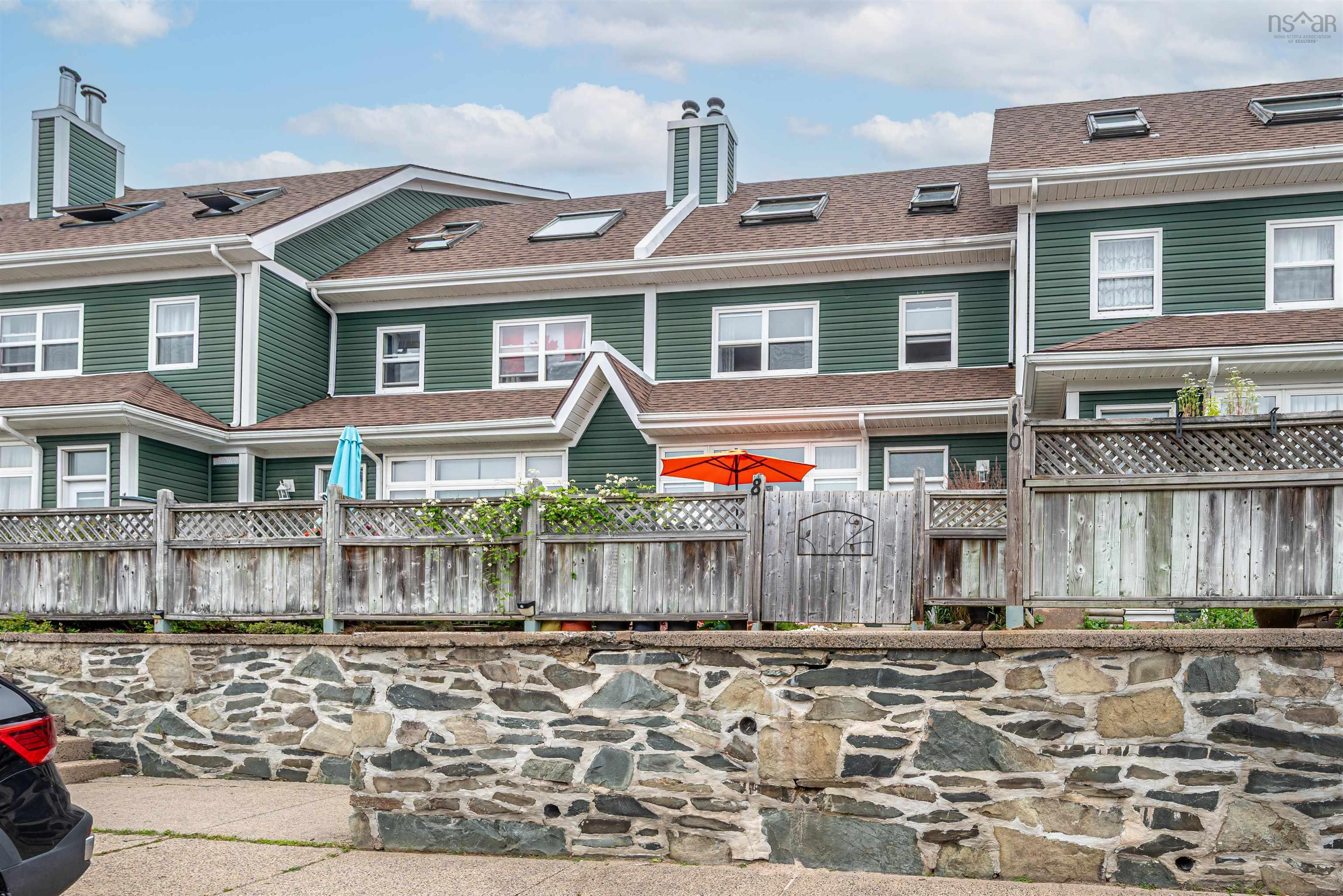 $399,900.00: 8 77 Collins Grove, Dartmouth