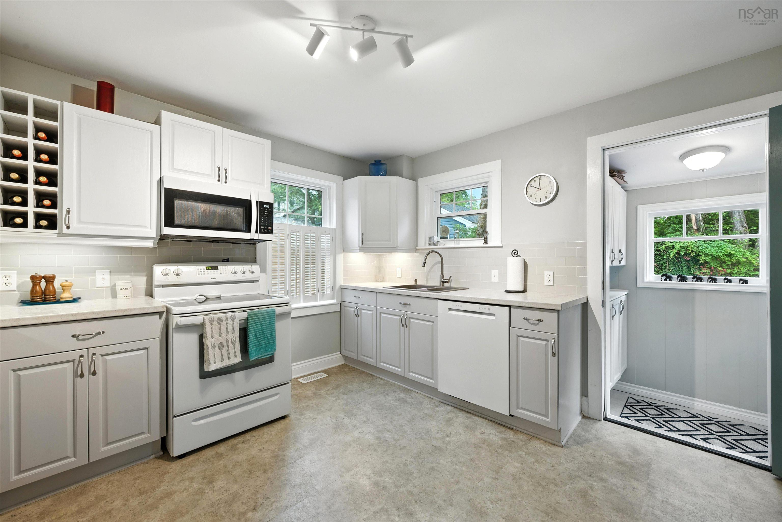 $499,000.00: 32 Forest Hill Drive, Halifax