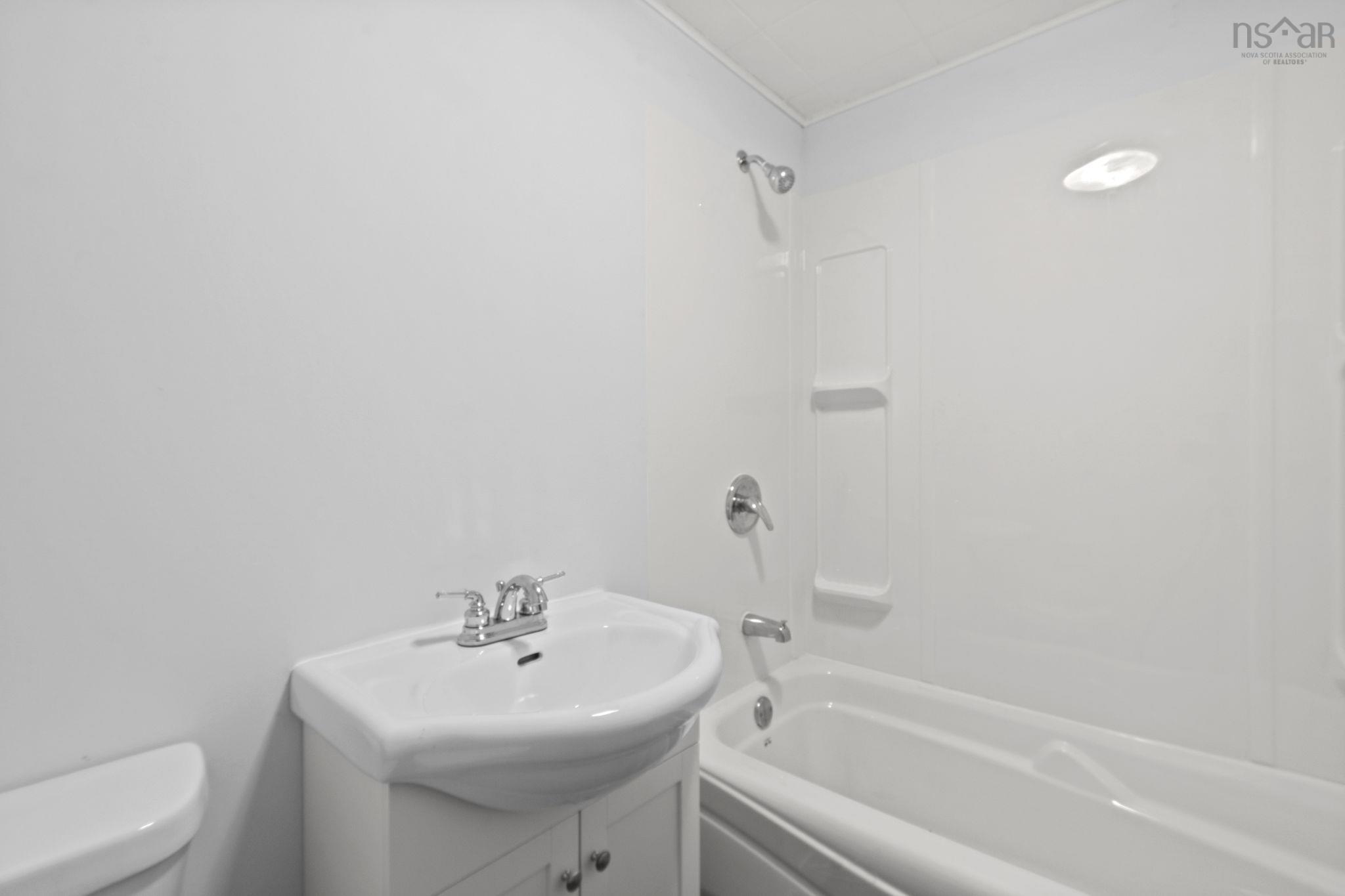 $699,900.00: 1592 Crossley Court, Windsor