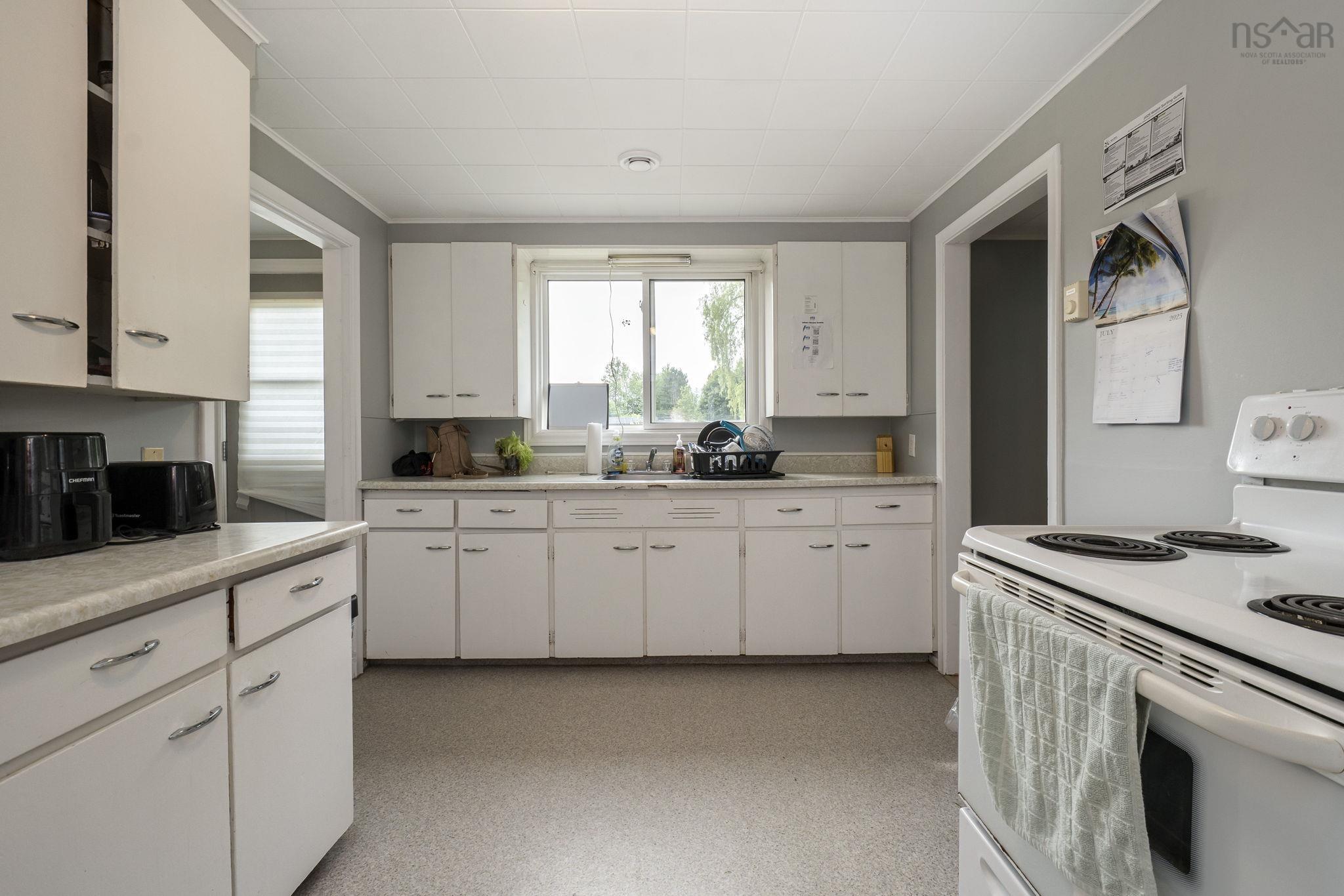 $699,900.00: 1592 Crossley Court, Windsor