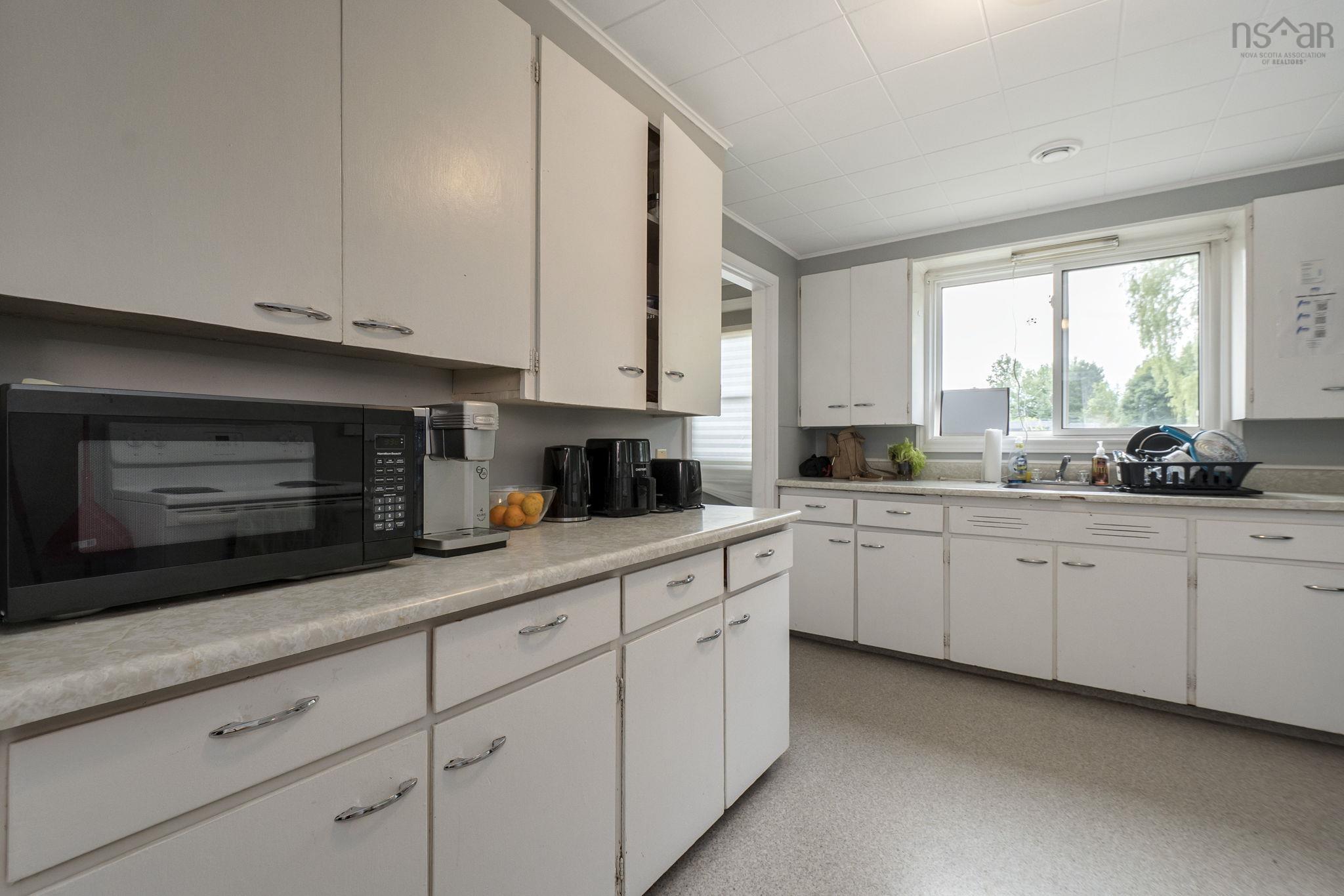 $699,900.00: 1592 Crossley Court, Windsor