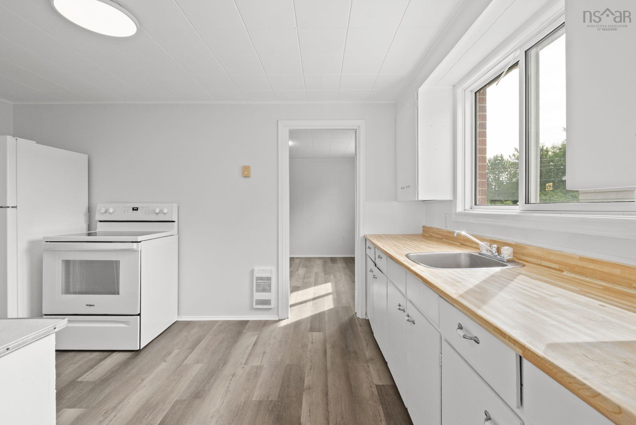 $699,900.00: 1592 Crossley Court, Windsor