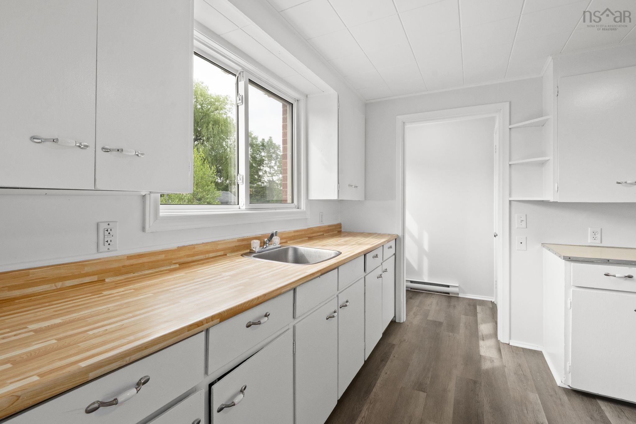 $699,900.00: 1592 Crossley Court, Windsor